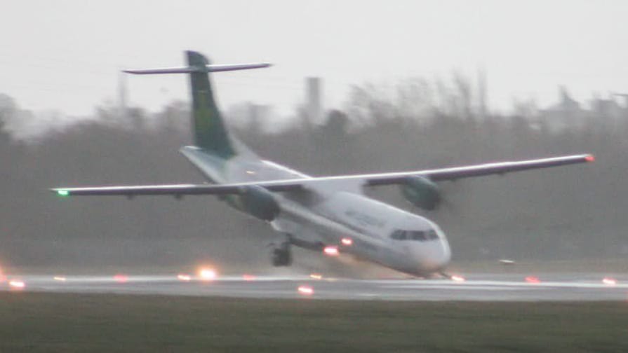 Widrige Wetterverhältnisse: Ein Flugzeug in Belfast krachte mit der Nase voraus auf die Landebahn.