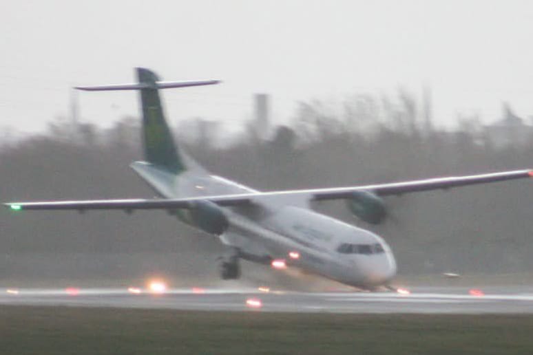 Widrige Wetterverhältnisse: Ein Flugzeug in Belfast krachte mit der Nase voraus auf die Landebahn.