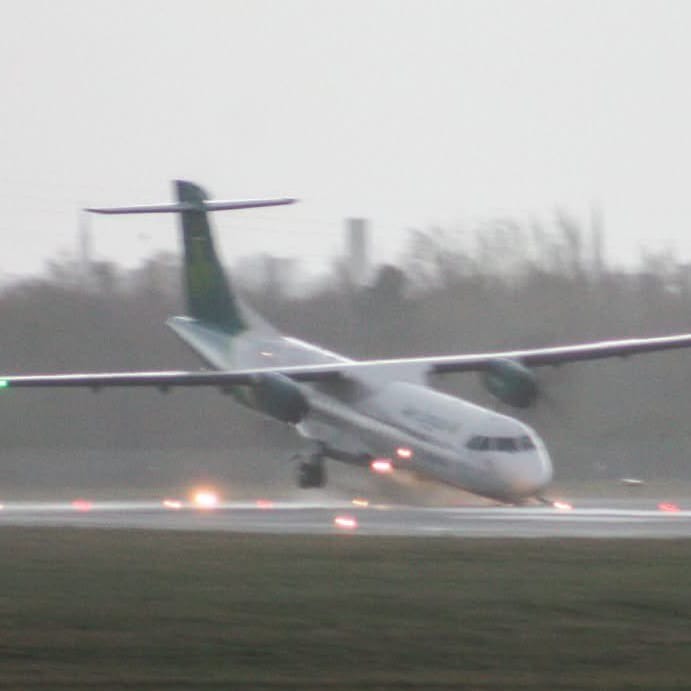 Widrige Wetterverhältnisse: Ein Flugzeug in Belfast krachte mit der Nase voraus auf die Landebahn.