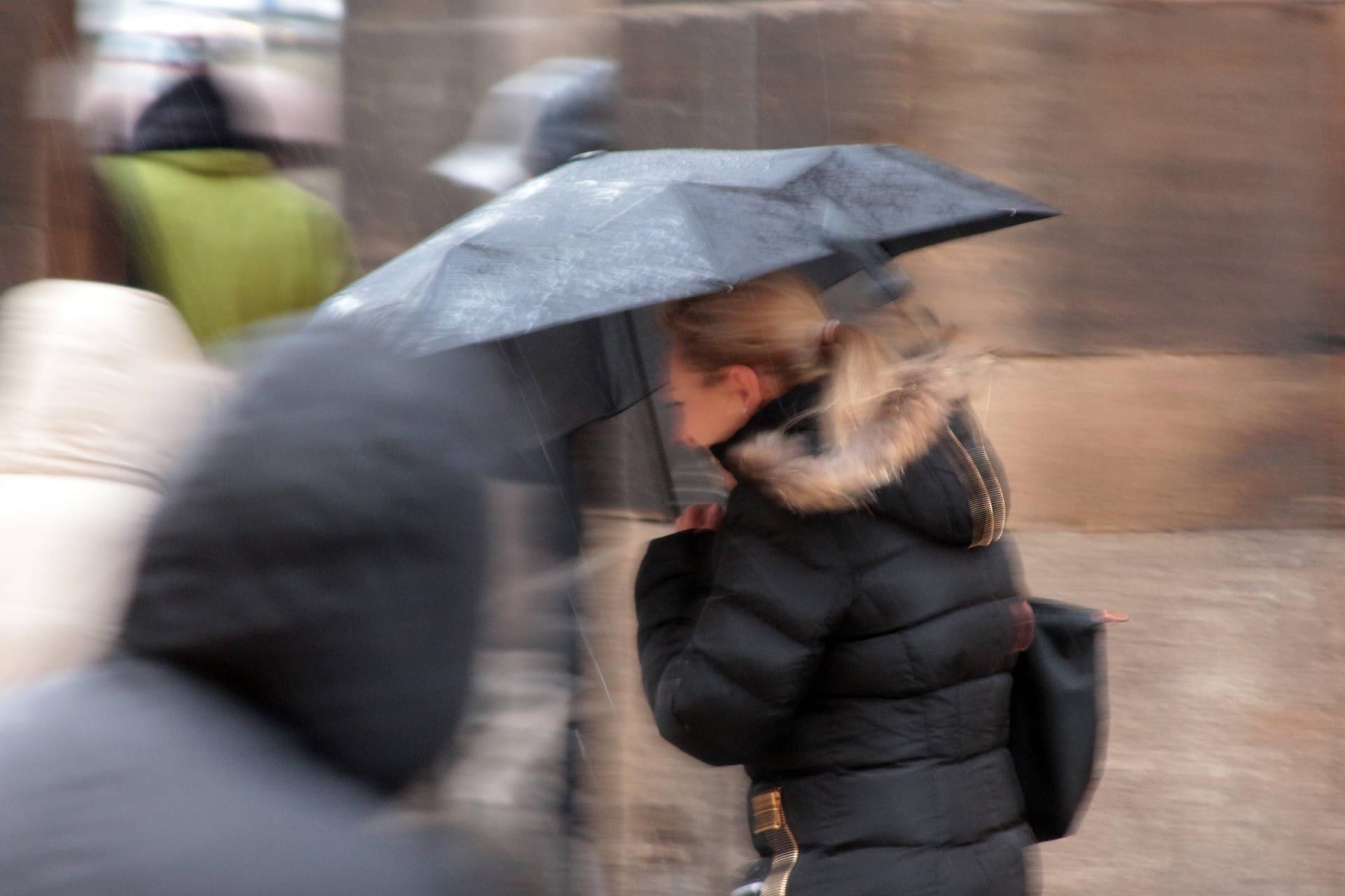 Eine Frau läuft bei Regen und Sturm durch die Münchner Innenstadt (Archivbild): Zum Start ins Wochenende wird es in der bayerischen Landeshauptstadt ungemütlich.