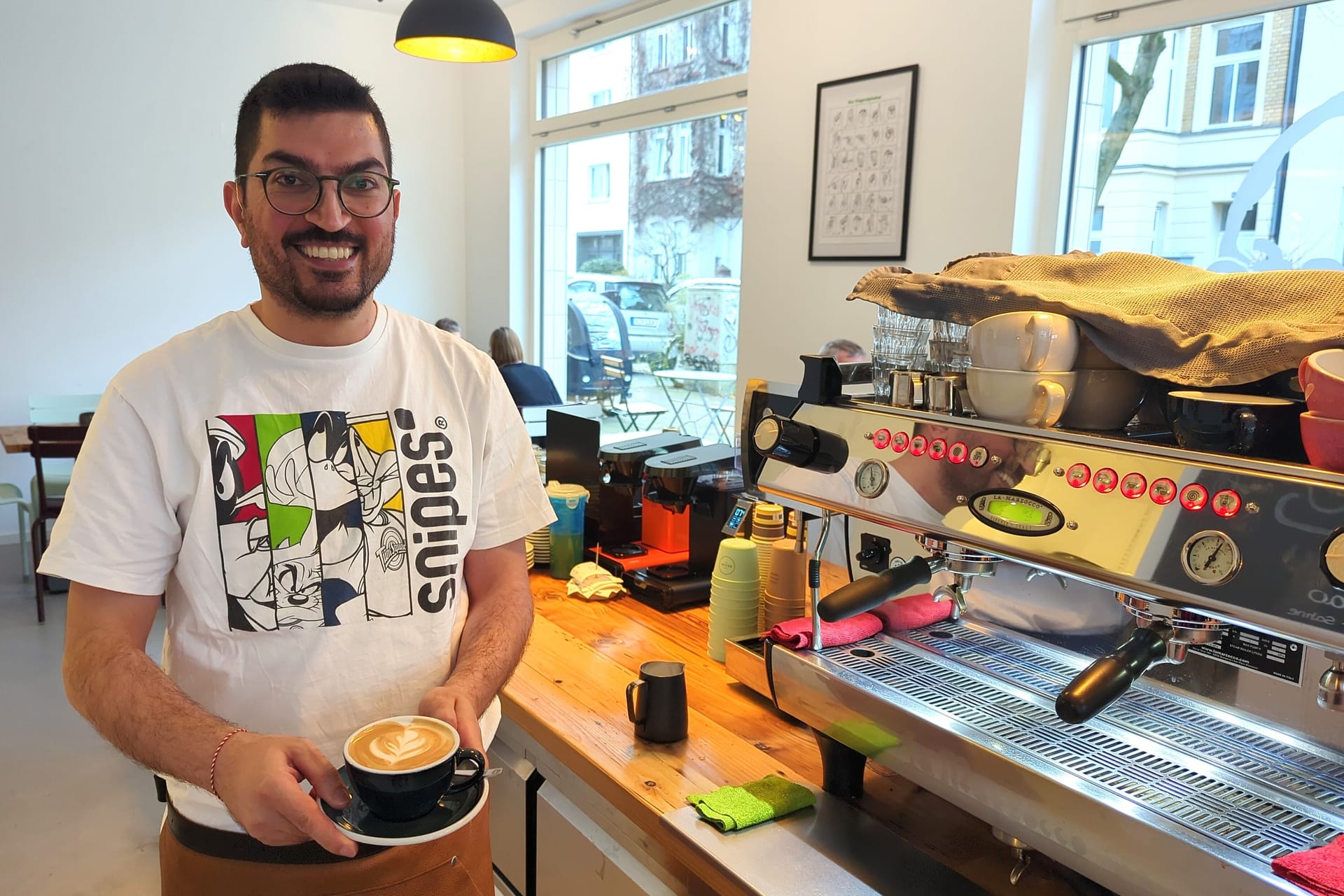 Zeredisit Omar bereitet im Signcafé einen Kaffee zu: Das Gehörlosencafé ist einzigartig in Nordrhein-Westfalen.