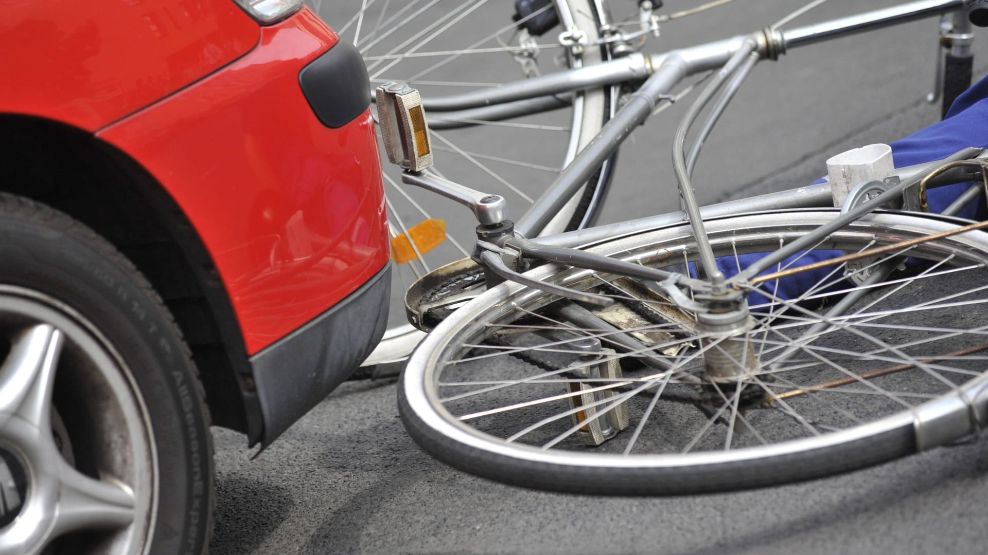 Ein Fahrrad liegt nach einem Unfall auf der Straße (Symbolbild): Eine 46 Jahre alte Frau wurde am Freitag von einem Auto erheblich verletzt.