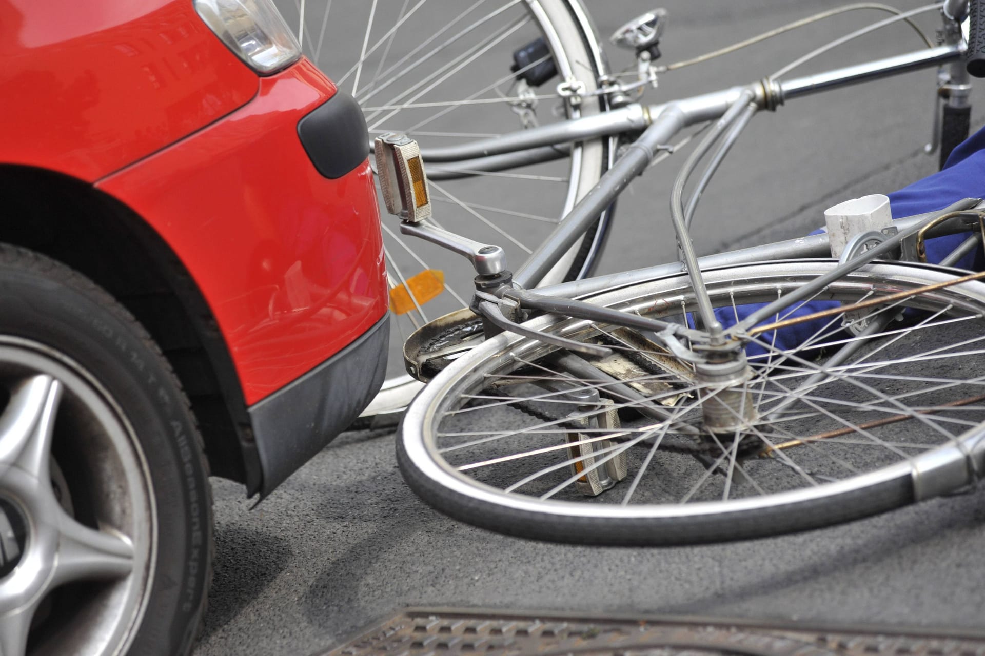 Ein Fahrrad liegt nach einem Unfall auf der Straße (Symbolbild): Eine 46 Jahre alte Frau wurde am Freitag von einem Auto erheblich verletzt.