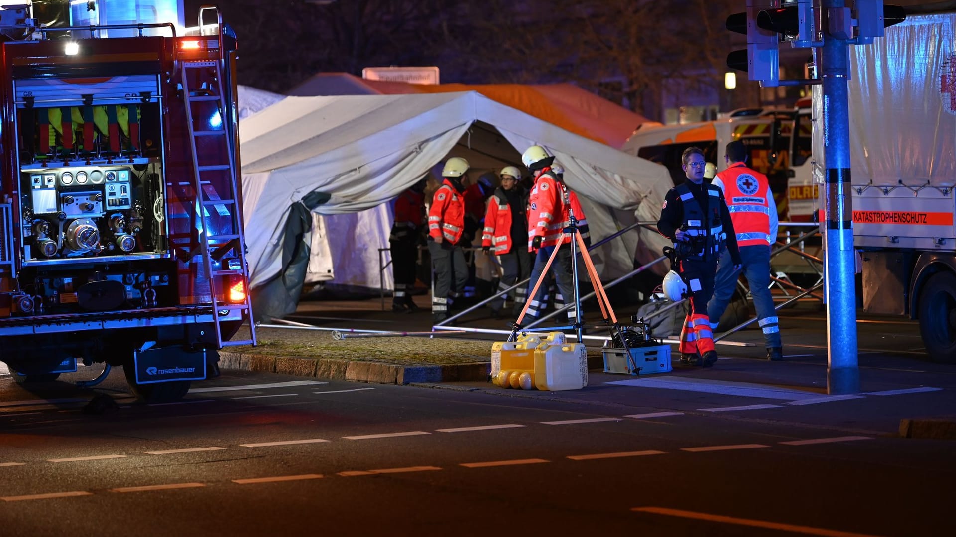 Auto fährt in Menschenmenge auf Magdeburger Weihnachtsmarkt