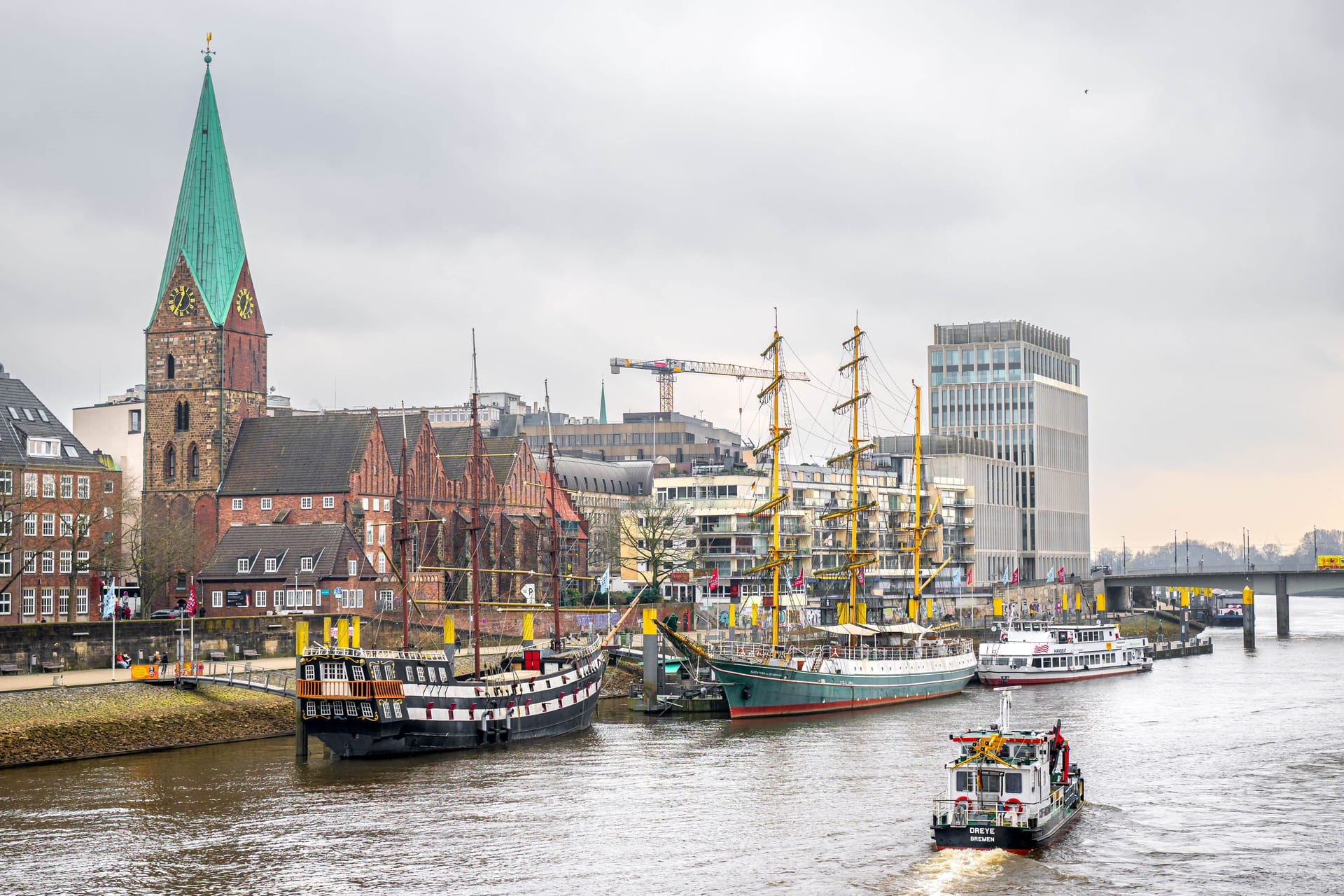 Das "Pannekoekschip Admiral Nelson" (l.) kann schon bald wieder Gäste empfangen.