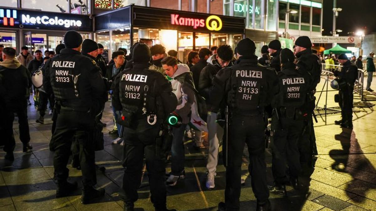 Wann Darf Die Polizei Jemanden In Gewahrsam Nehmen Köln | Silvester: Polizei nimmt Mann vor Dom in Gewahrsam