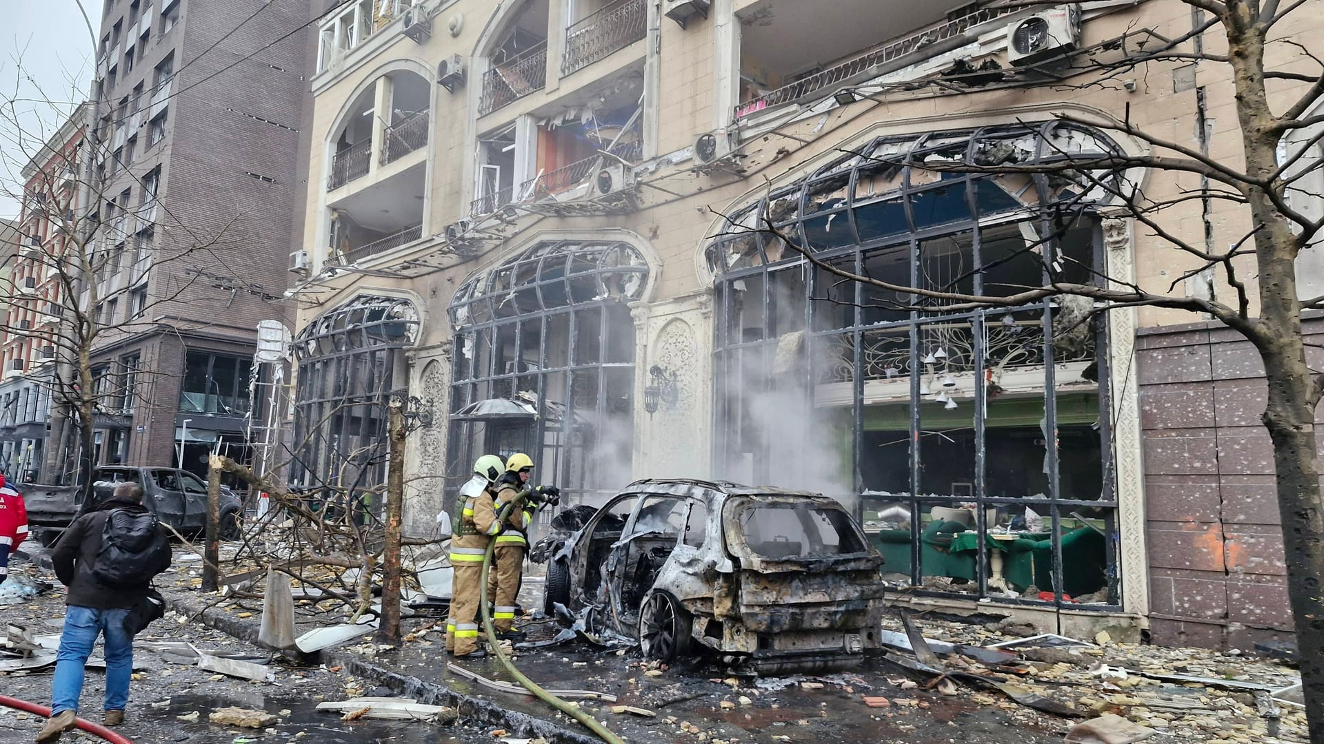 Ein ausgebranntes Auto steht vor einem Gebäude in Kiew (Archivbild). Erneut hat es in vielen Teilen der Ukraine russische Luftangriffe gegeben.