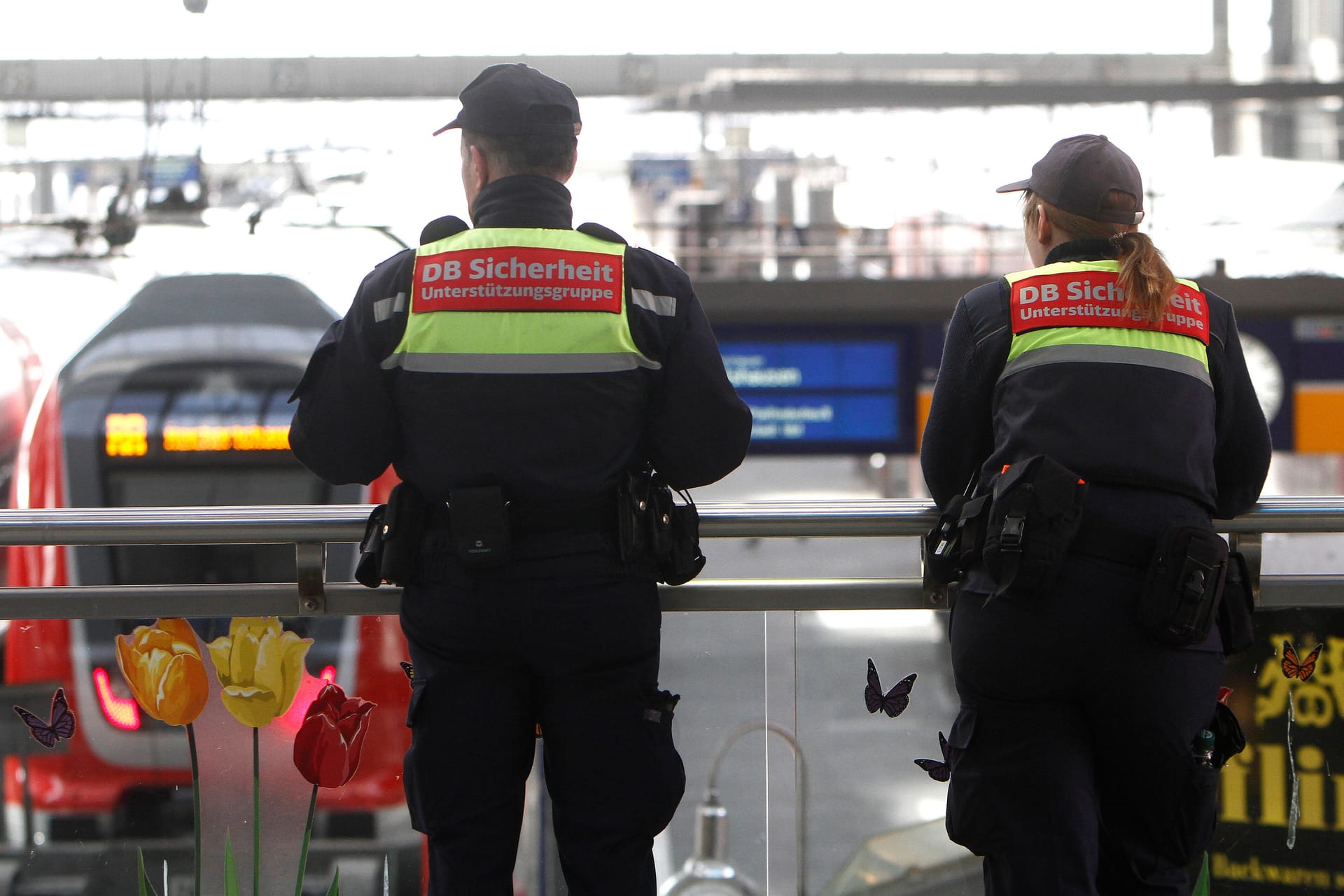 Mitarbeiter der Deutsche Bahn Sicherheit am Münchner Hauptbahnhof (Archivbild): Die Bundespolizei ermittelt nun gegen den Mann.