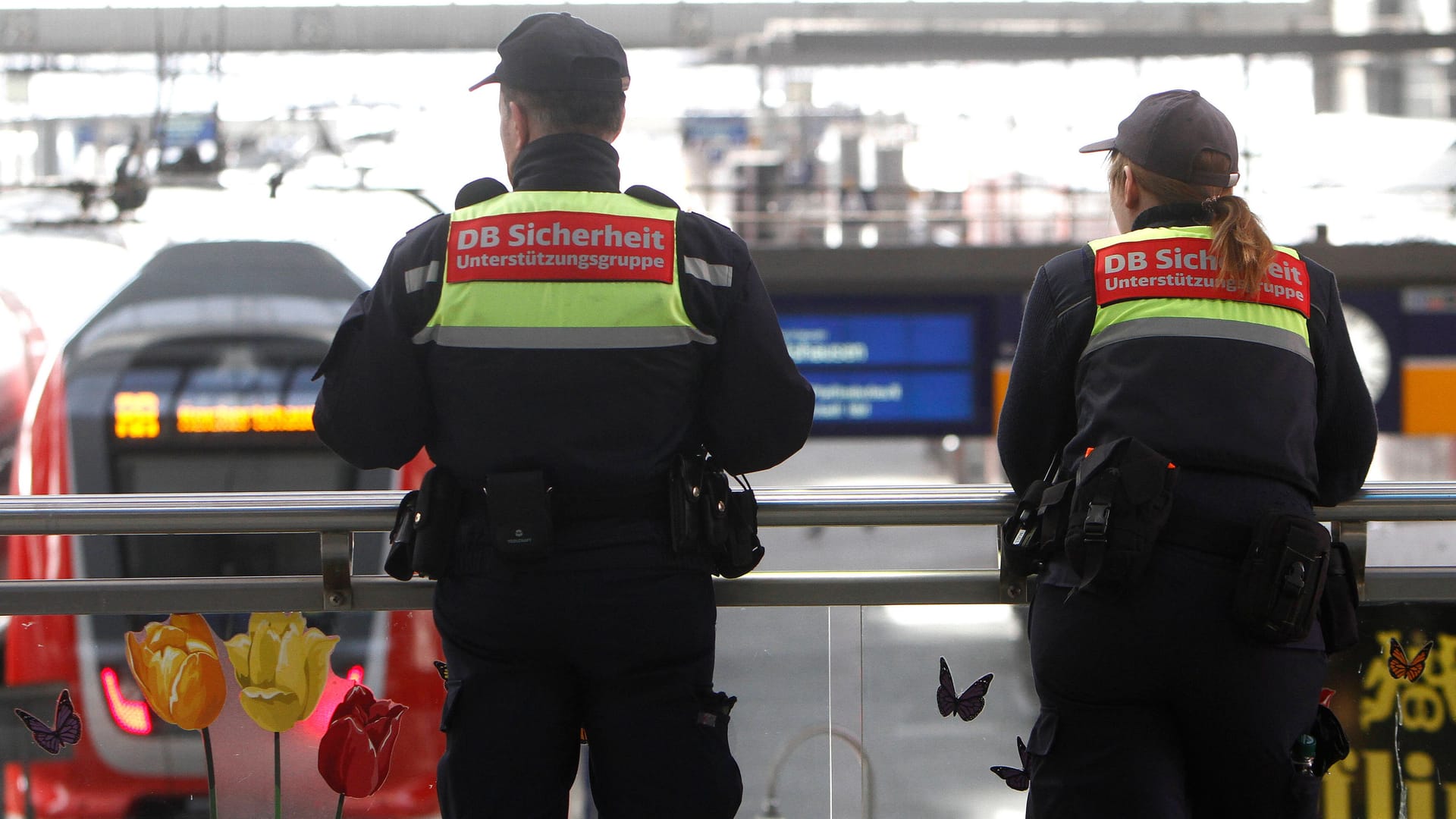 Mitarbeiter der Deutsche Bahn Sicherheit am Münchner Hauptbahnhof (Archivbild): Die Bundespolizei ermittelt nun gegen den Mann.