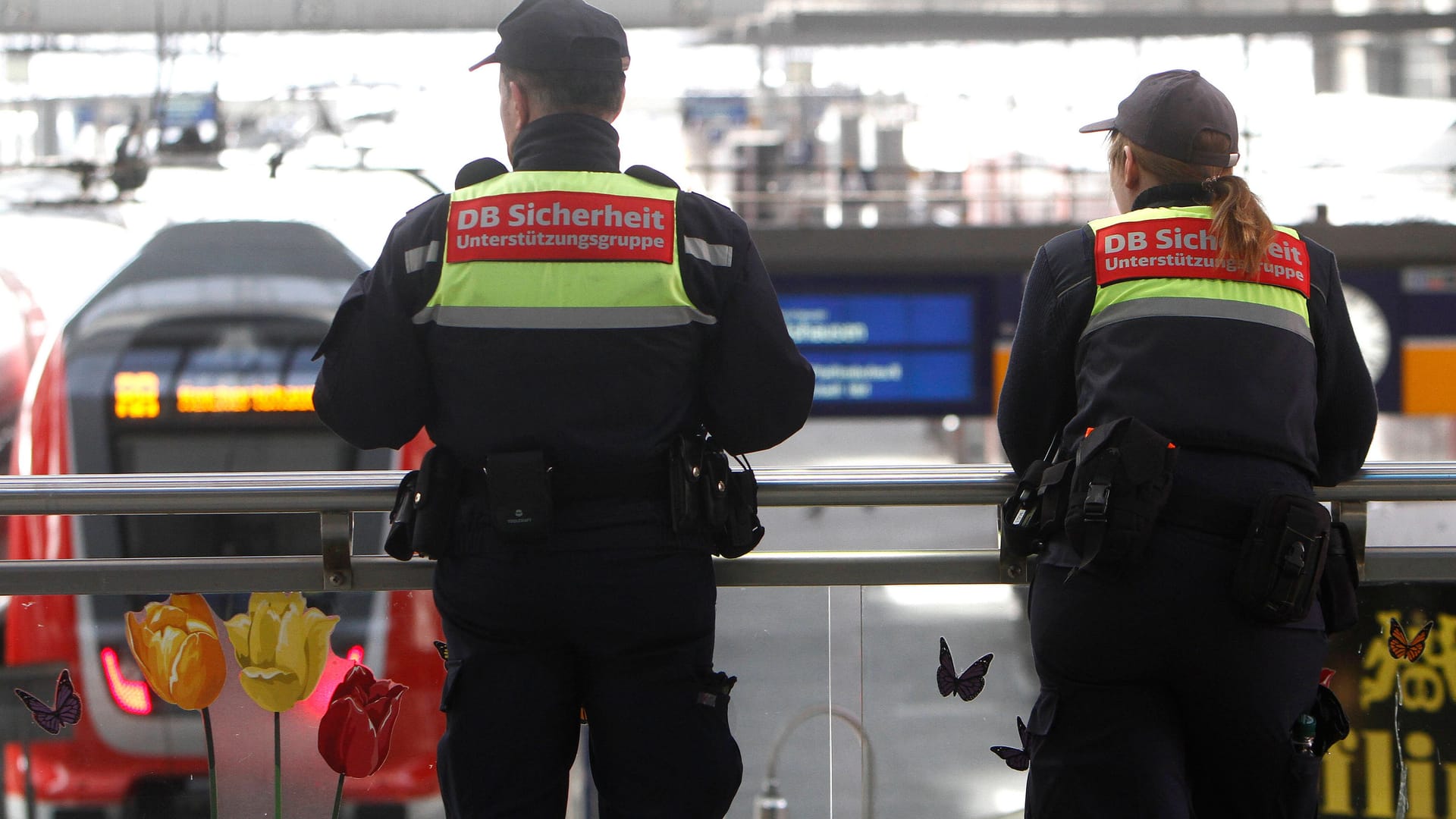 Mitarbeiter der Deutsche Bahn Sicherheit am Münchner Hauptbahnhof (Archivbild): Die Bundespolizei ermittelt nun gegen den Mann.