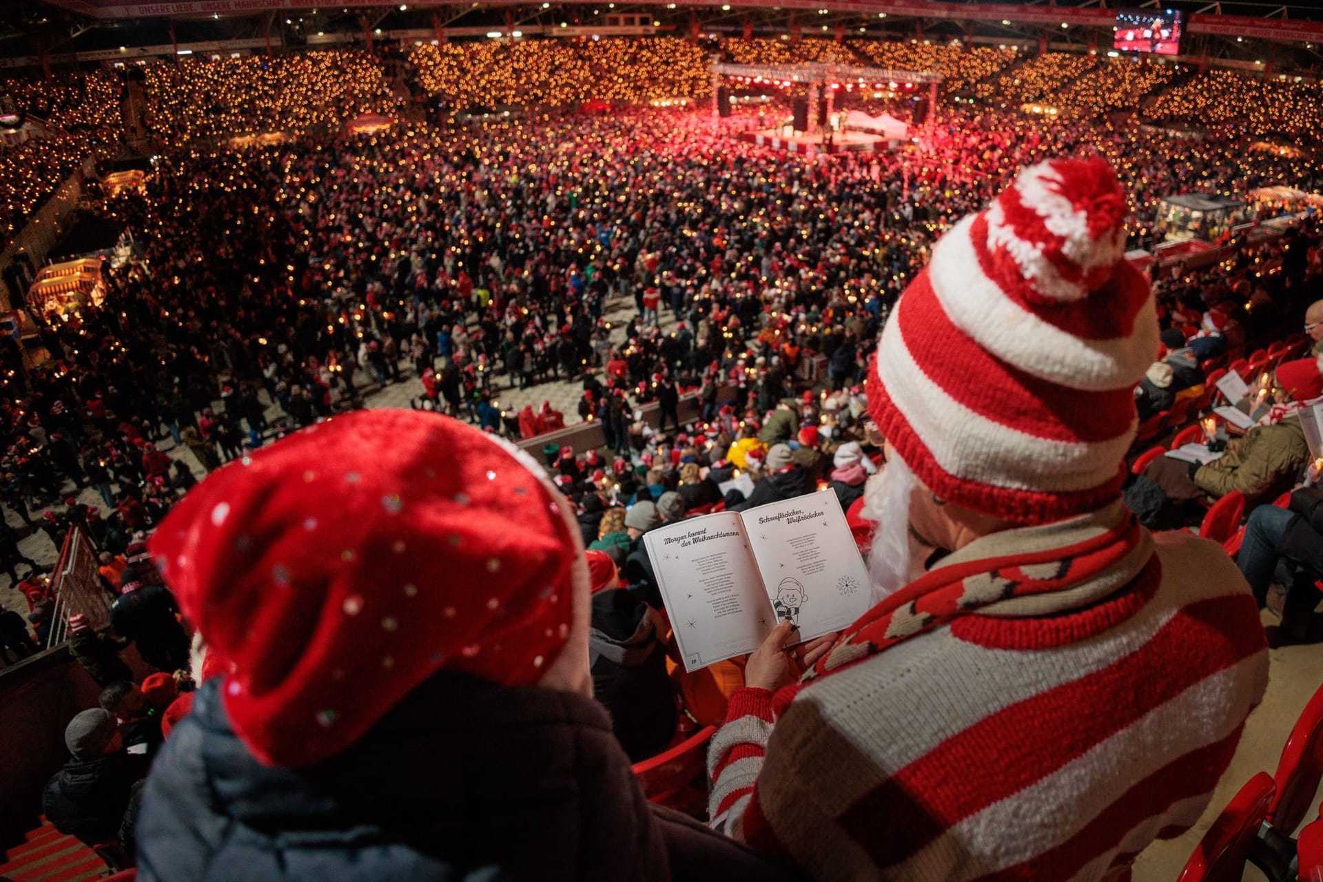 Tausende Menschen in der Alten Försterei: Beim Weihnachtssingen von Union Berlin sendeten die Menschen ein Zeichen der Solidarität nach Magdeburg, wo es am Freitagabend einen Anschlag auf den Weihnachtsmarkt gegeben hatte.