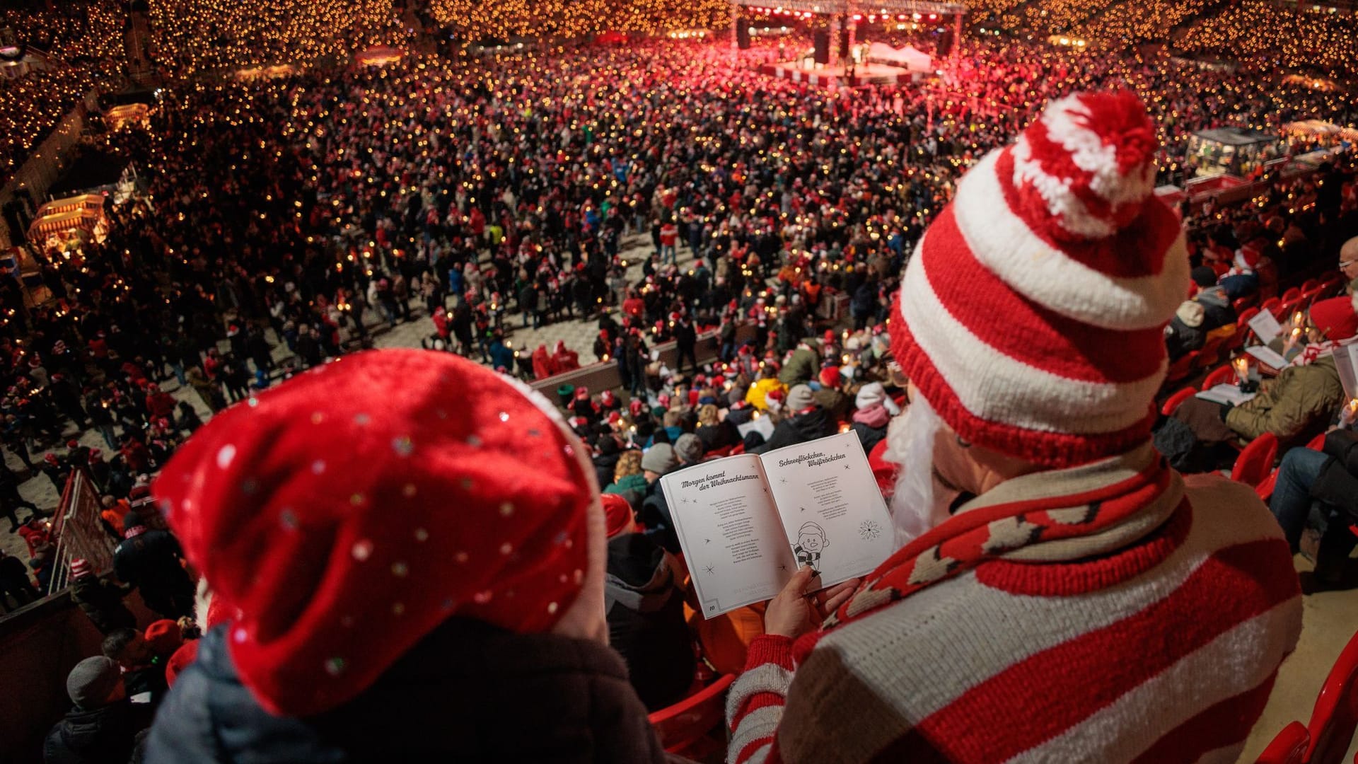 Tausende Menschen in der Alten Försterei: Beim Weihnachtssingen von Union Berlin sendeten die Menschen ein Zeichen der Solidarität nach Magdeburg, wo es am Freitagabend einen Anschlag auf den Weihnachtsmarkt gegeben hatte.