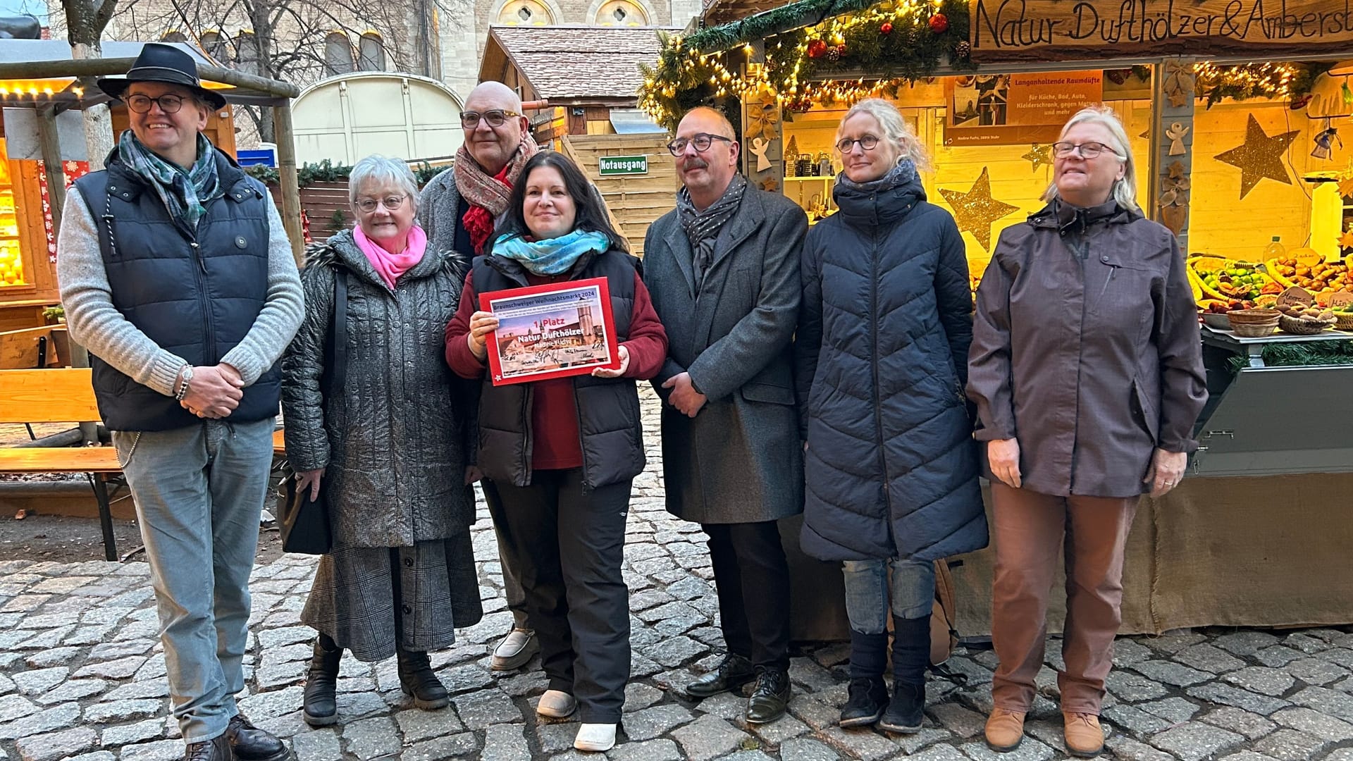 Strahlende Siegerin: Standinhaberin Nadine Fuchs (Mitte) bekommt die Urkunde überreicht.