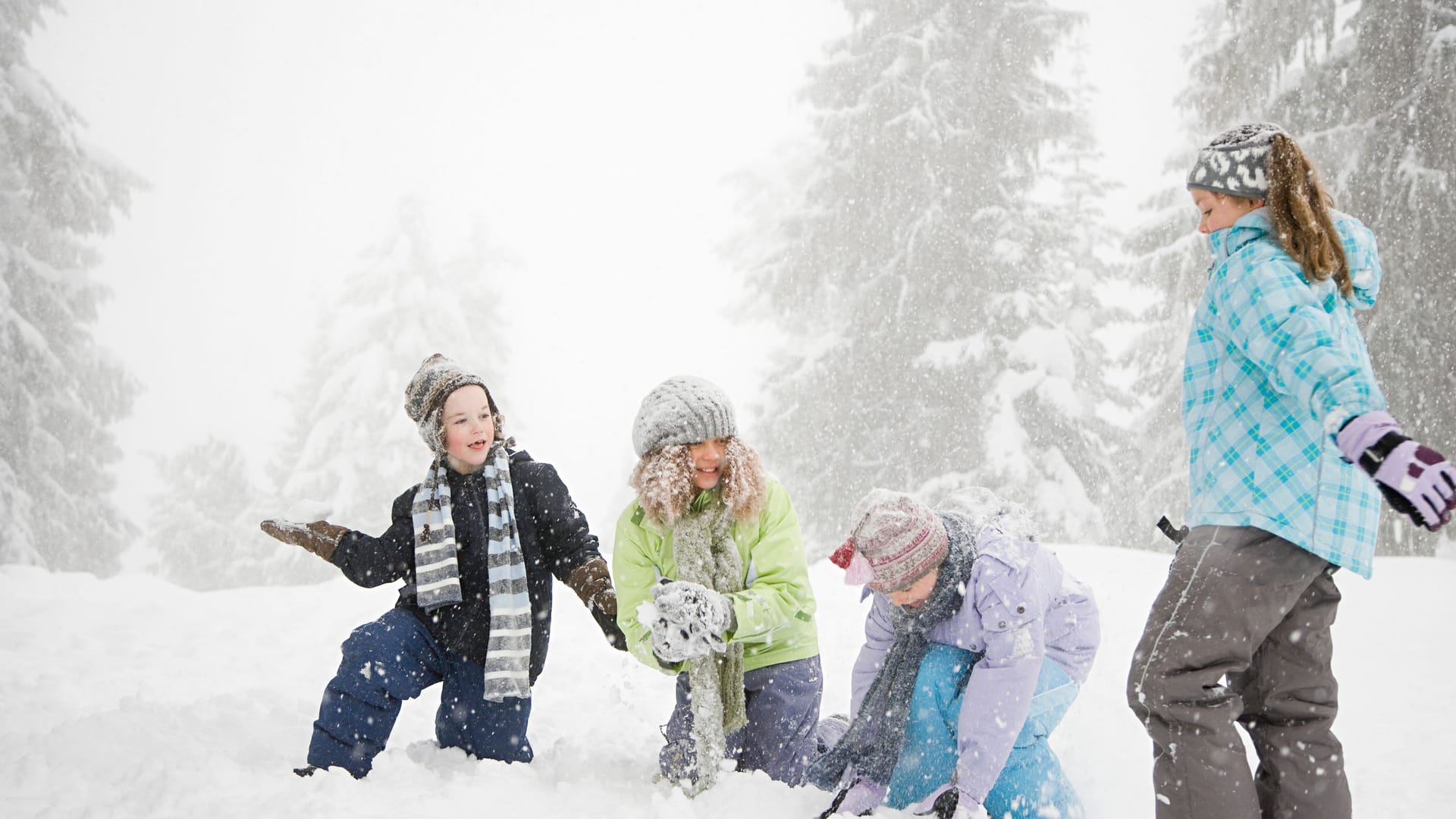 Kinder spielen im Schnee. In Deutschland nur noch eine Seltenheit - genauso wie weiße Weihnachten.