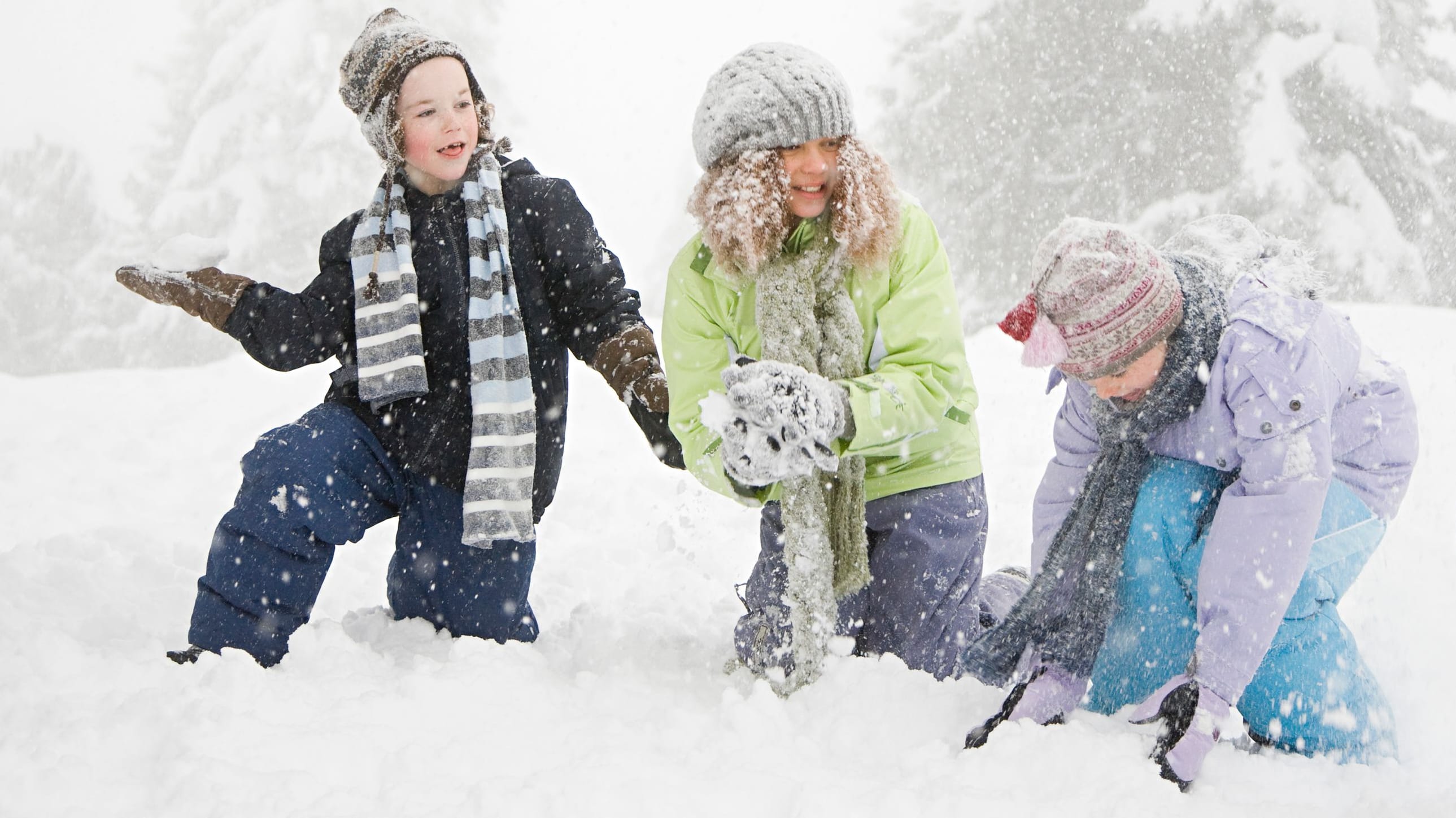 Kinder spielen im Schnee. In Deutschland nur noch eine Seltenheit - genauso wie weiße Weihnachten.