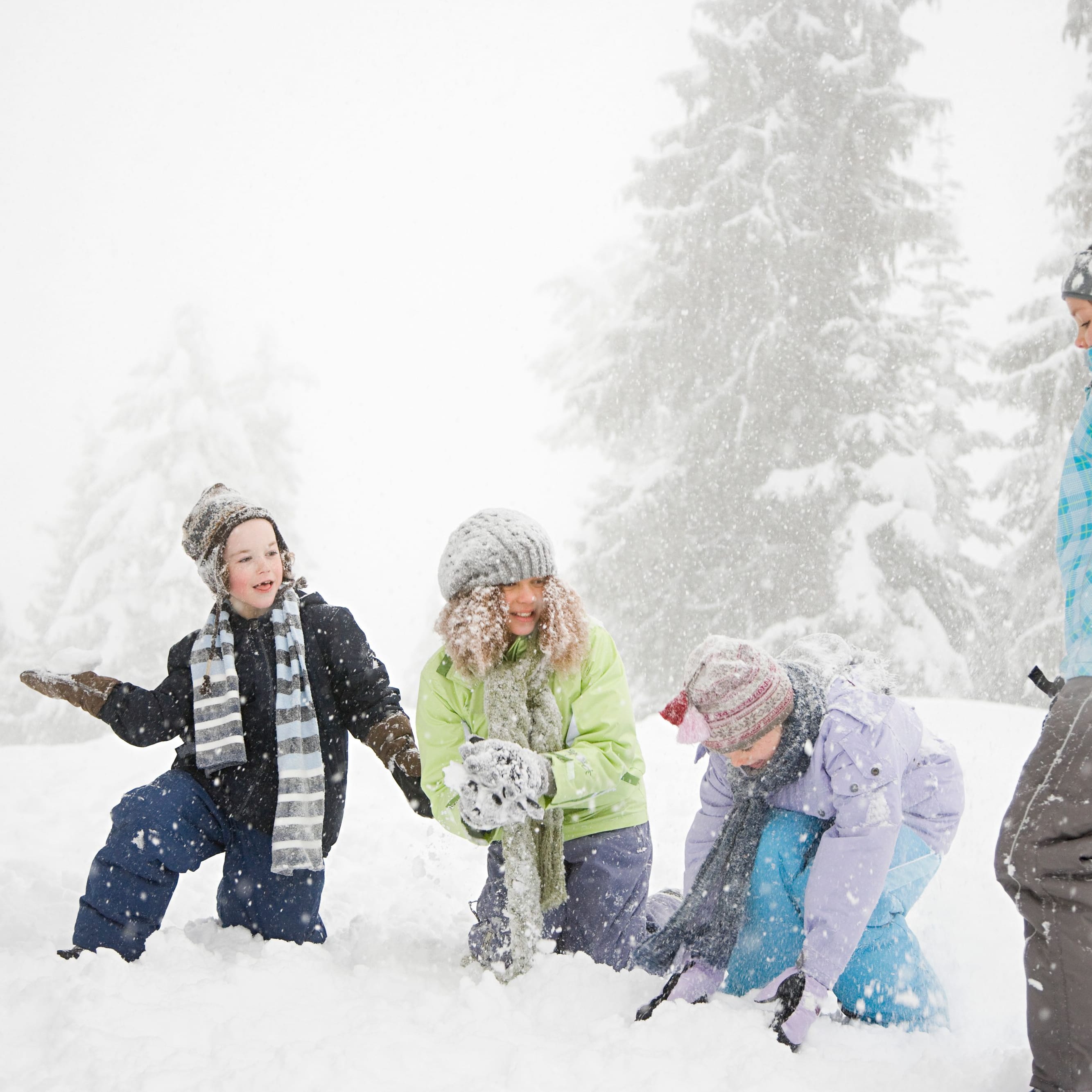 Kinder spielen im Schnee. In Deutschland nur noch eine Seltenheit - genauso wie weiße Weihnachten.