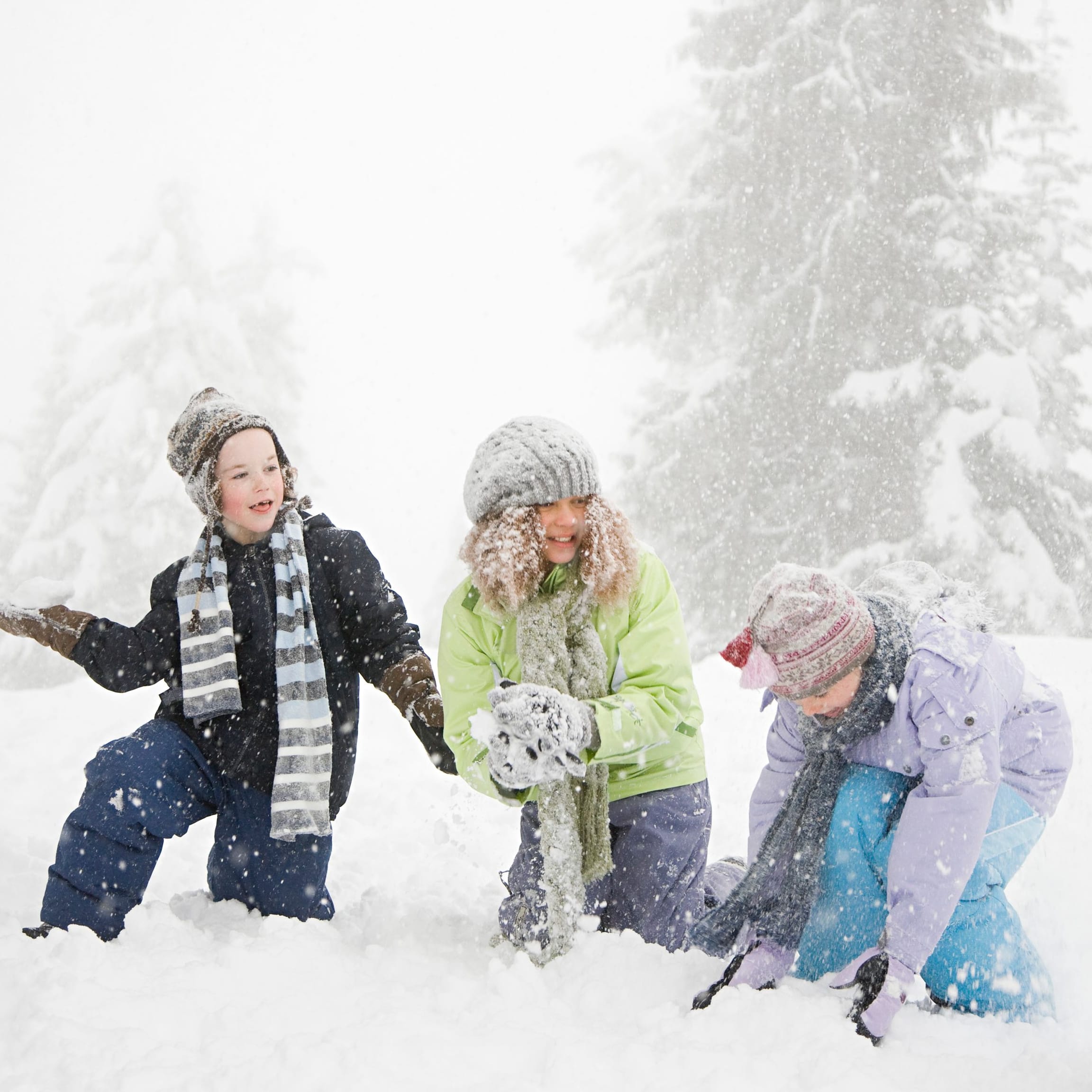 Kinder spielen im Schnee. In Deutschland nur noch eine Seltenheit - genauso wie weiße Weihnachten.