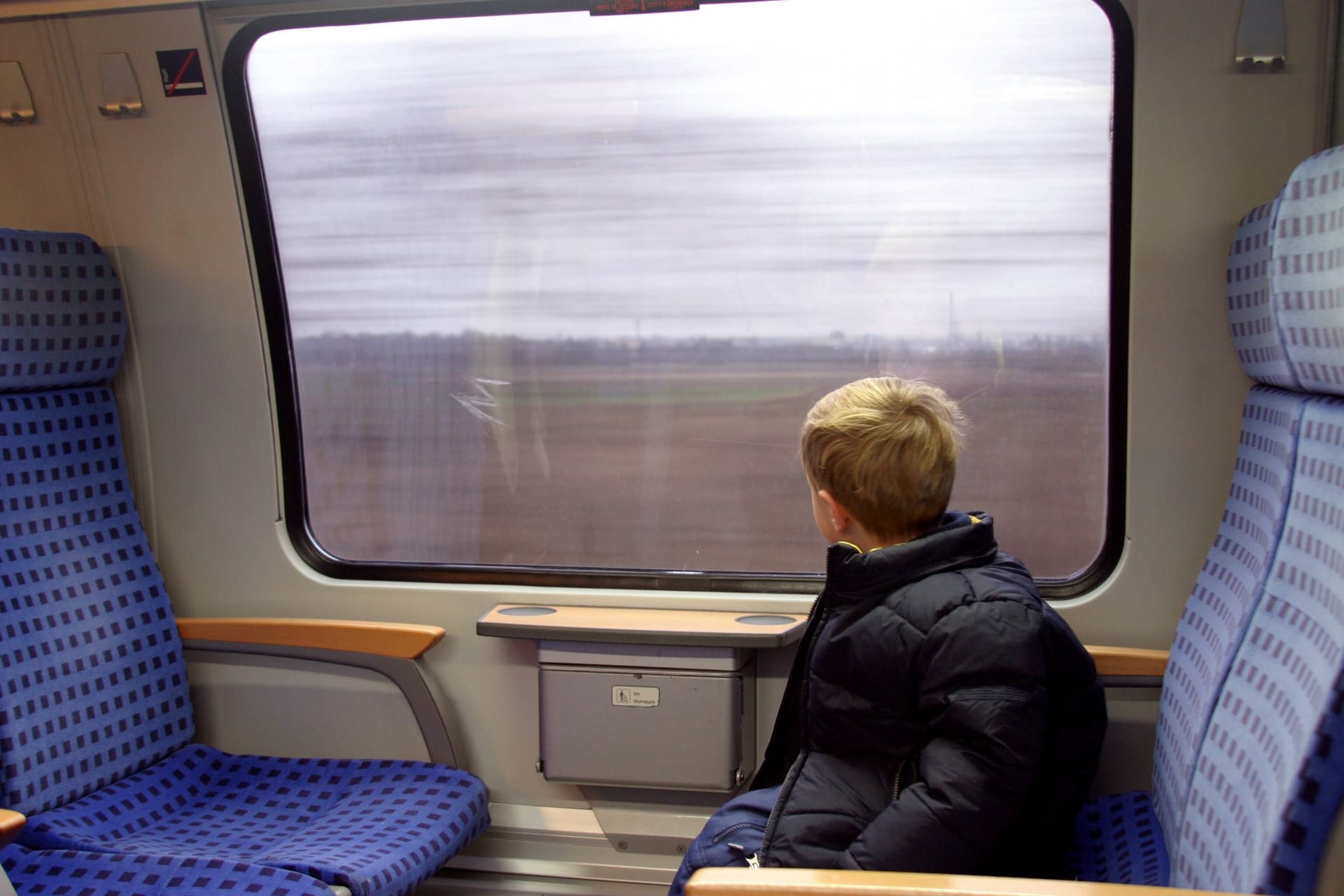 Junge schaut aus einem Zugfenster (Symbolbild): Das Kind wurde wohlbehalten seinen Eltern übergeben.