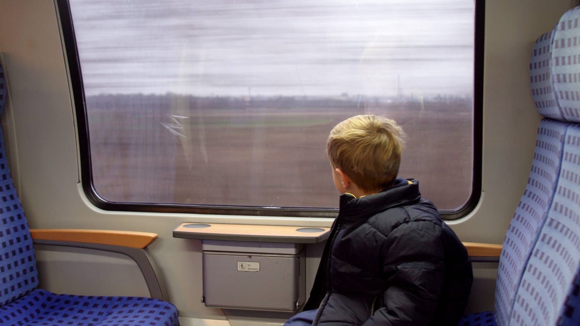 Junge schaut aus einem Zugfenster (Symbolbild): Das Kind wurde wohlbehalten seinen Eltern übergeben.