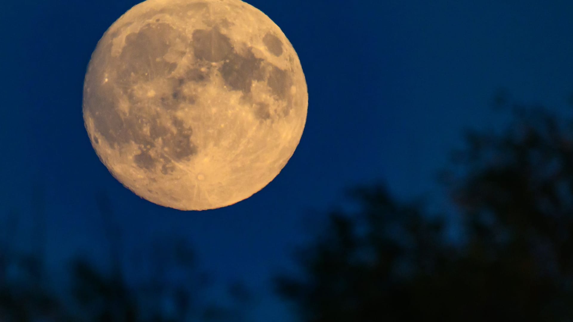 Mond am Abendhimmel