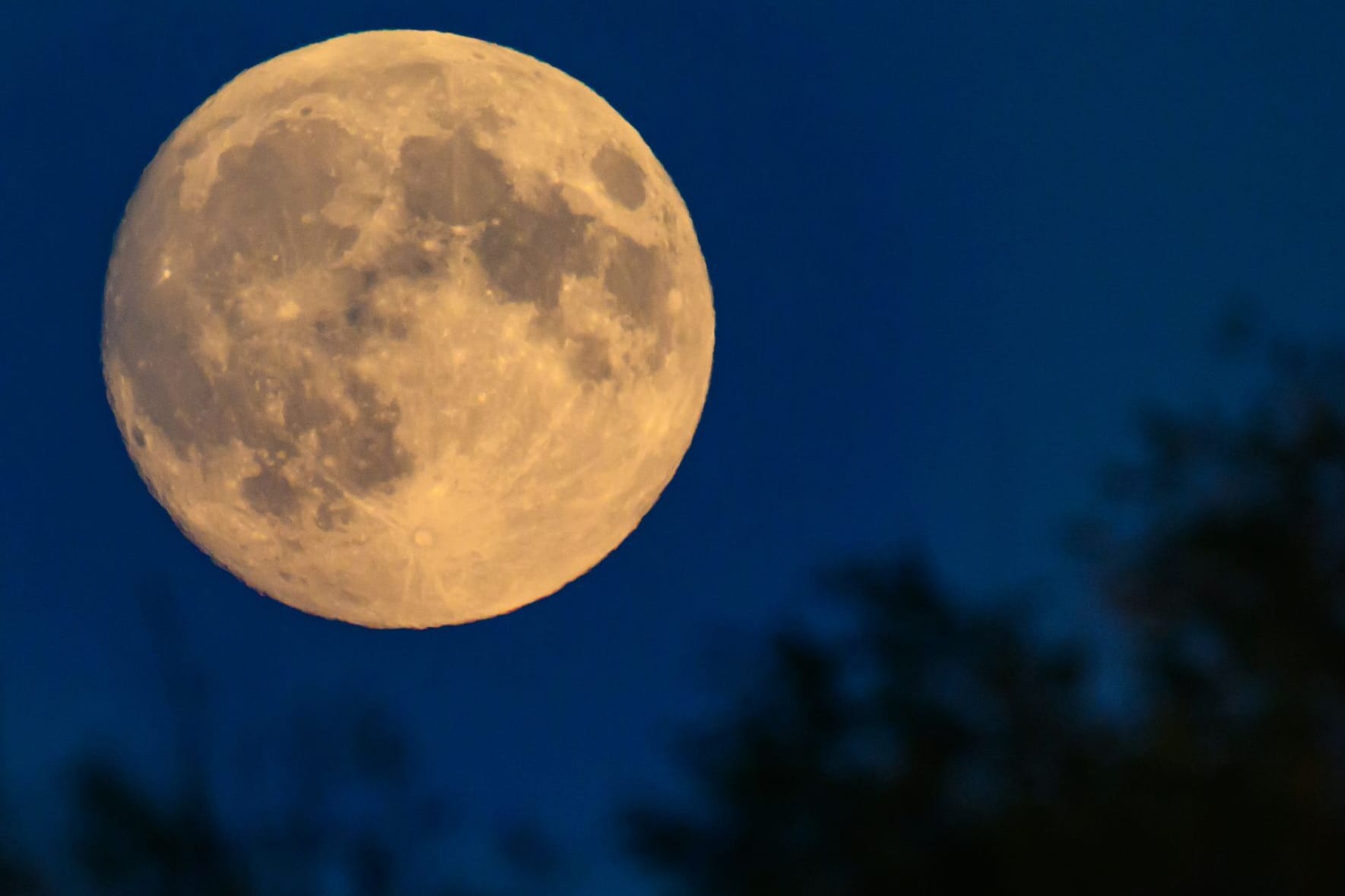 Mond am Abendhimmel