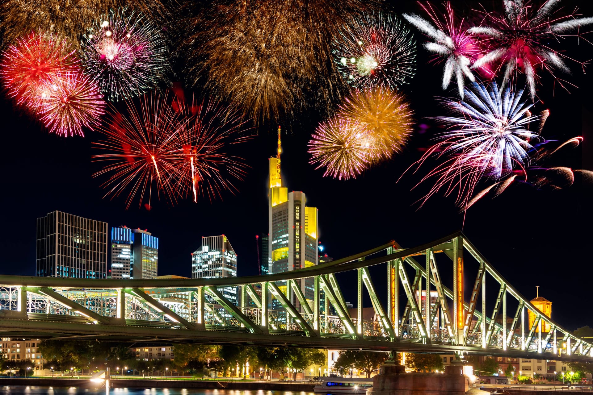 Feuerwerk an der Skyline von Frankfurt (Archivbild): Der Jahreswechsel in Frankfurt und Umgebung könnte in diesem Jahr ungemütlich ausfallen.