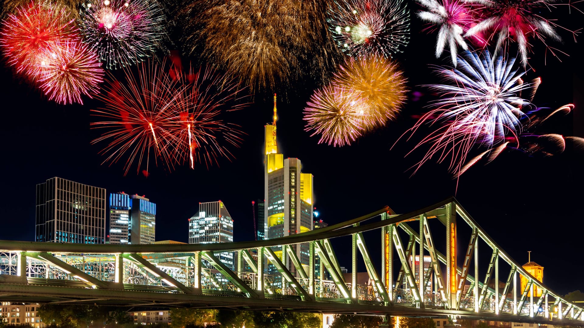 Feuerwerk an der Skyline von Frankfurt (Archivbild): Der Jahreswechsel in Frankfurt und Umgebung könnte in diesem Jahr ungemütlich ausfallen.