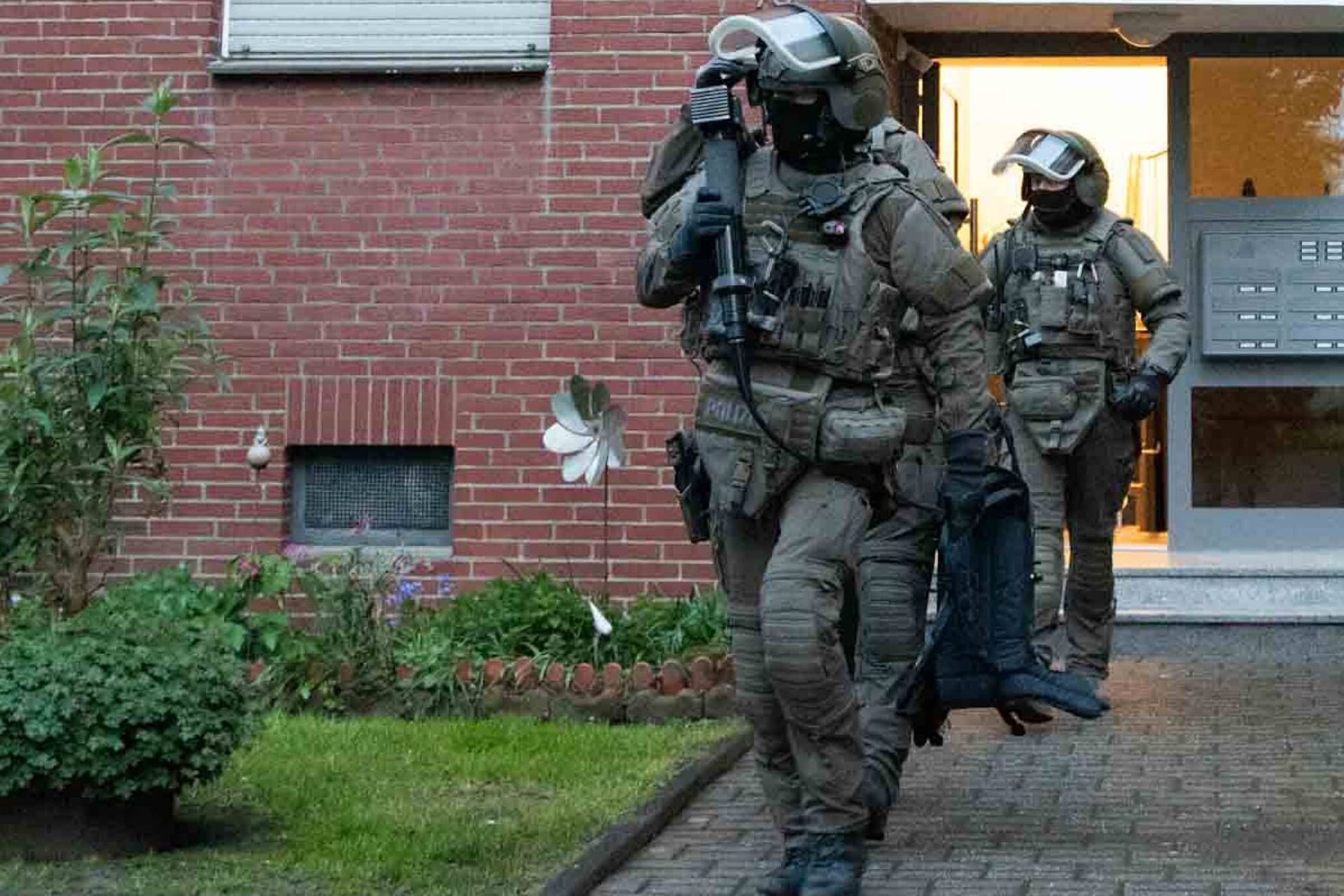 SEK-Beamte kommen aus einer Wohnung (Symbolbild): Der Jugendliche aus Zossen bleibt vorerst in Gewahrsam.