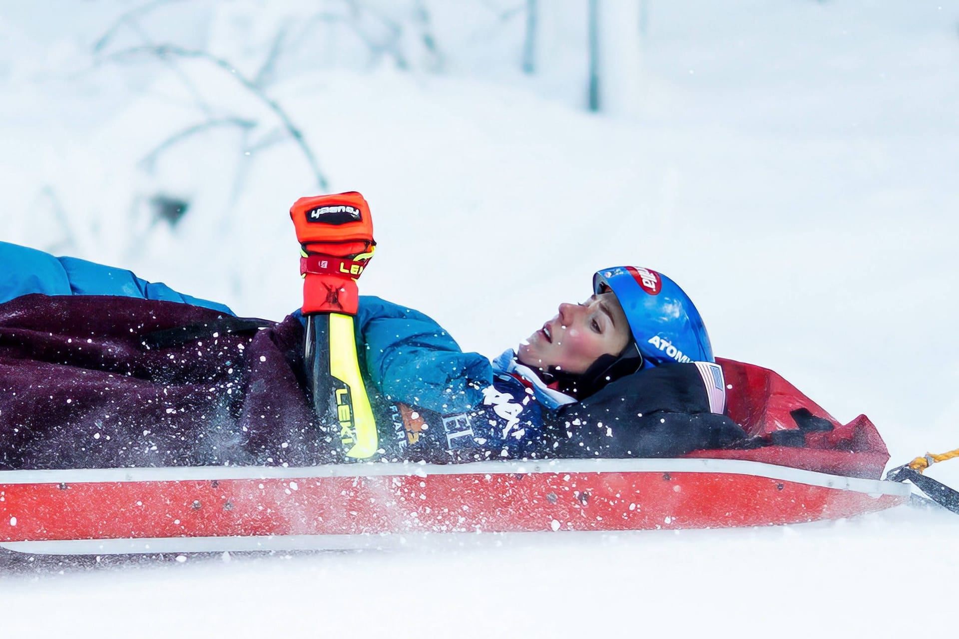 Bange Minuten: Nach ihrem Sturz in Killington wurde Mikaela Shiffrin auf einer Trage abtransportiert.