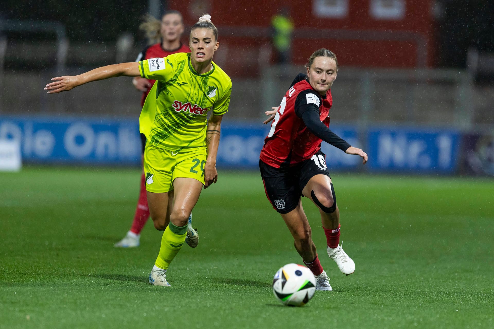 Selina Cerci (l.) und Sofie Zdebel: Bayer Leverkusen spielt diese Saison groß auf.