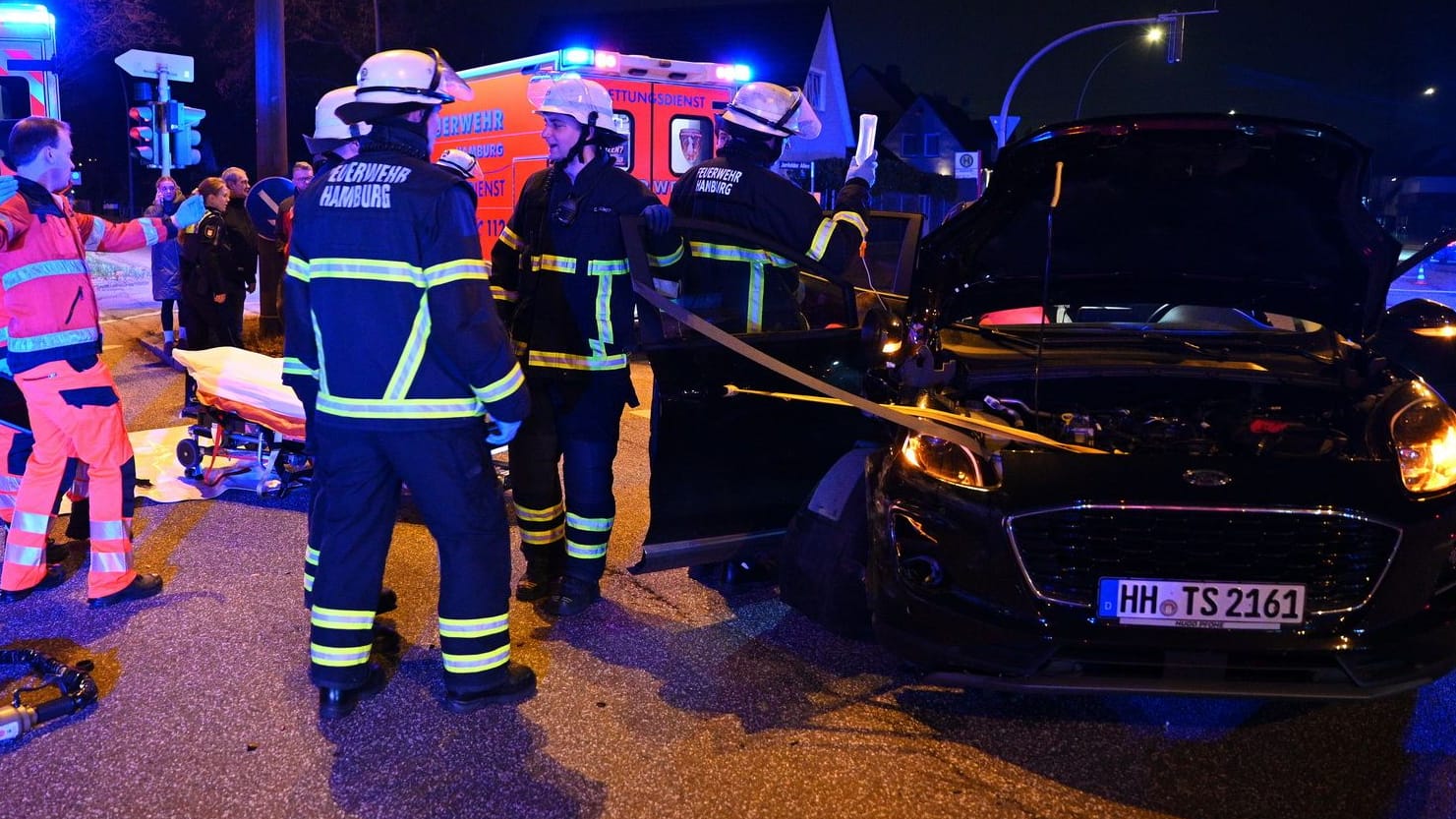 Bei einem Unfall auf der Kreuzung Kühnstraße wurden drei Personen verletzt und mussten ins Krankenhaus.