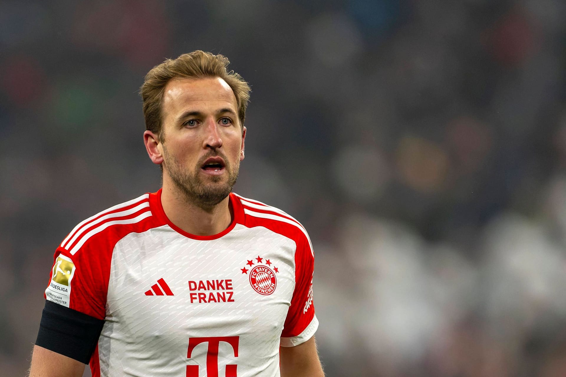 Harry Kane mit Trauerflor: Die DFL empfiehlt das Tragen nach dem Anschlag in Magdeburg.