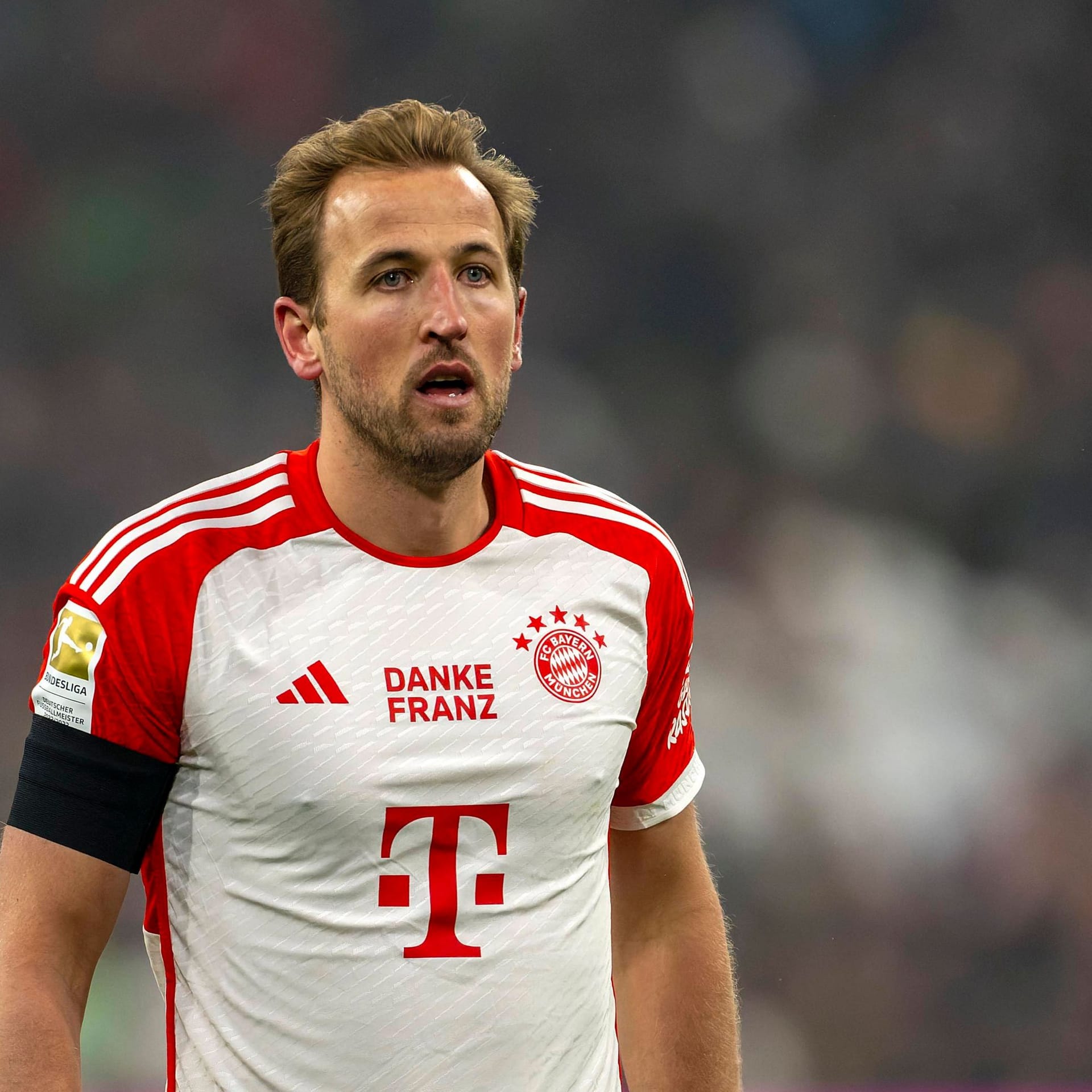 Harry Kane mit Trauerflor: Die DFL empfiehlt das Tragen nach dem Anschlag in Magdeburg.