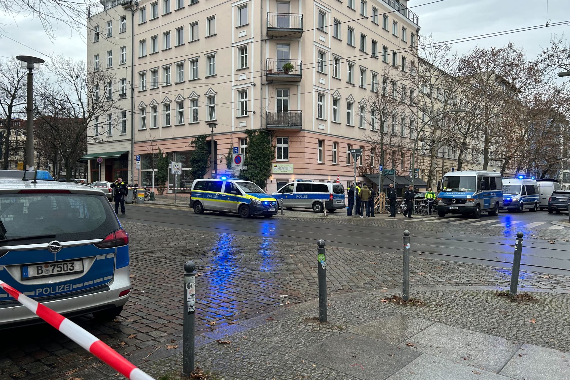 Veteranenstraße Ecke Fehrbelliner Straße: Hier kommt es zu einem großen Polizeieinsatz.