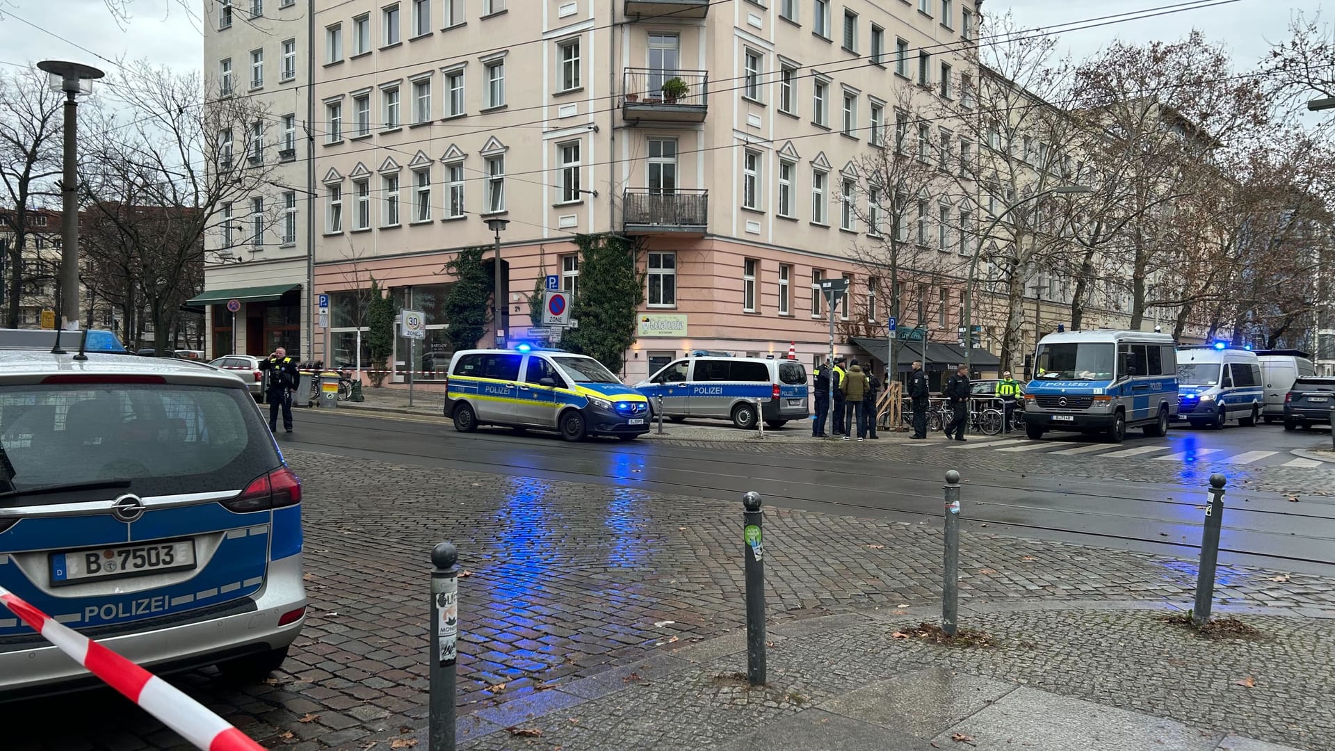 Veteranenstraße Ecke Fehrbelliner Straße: Hier kommt es zu einem großen Polizeieinsatz.