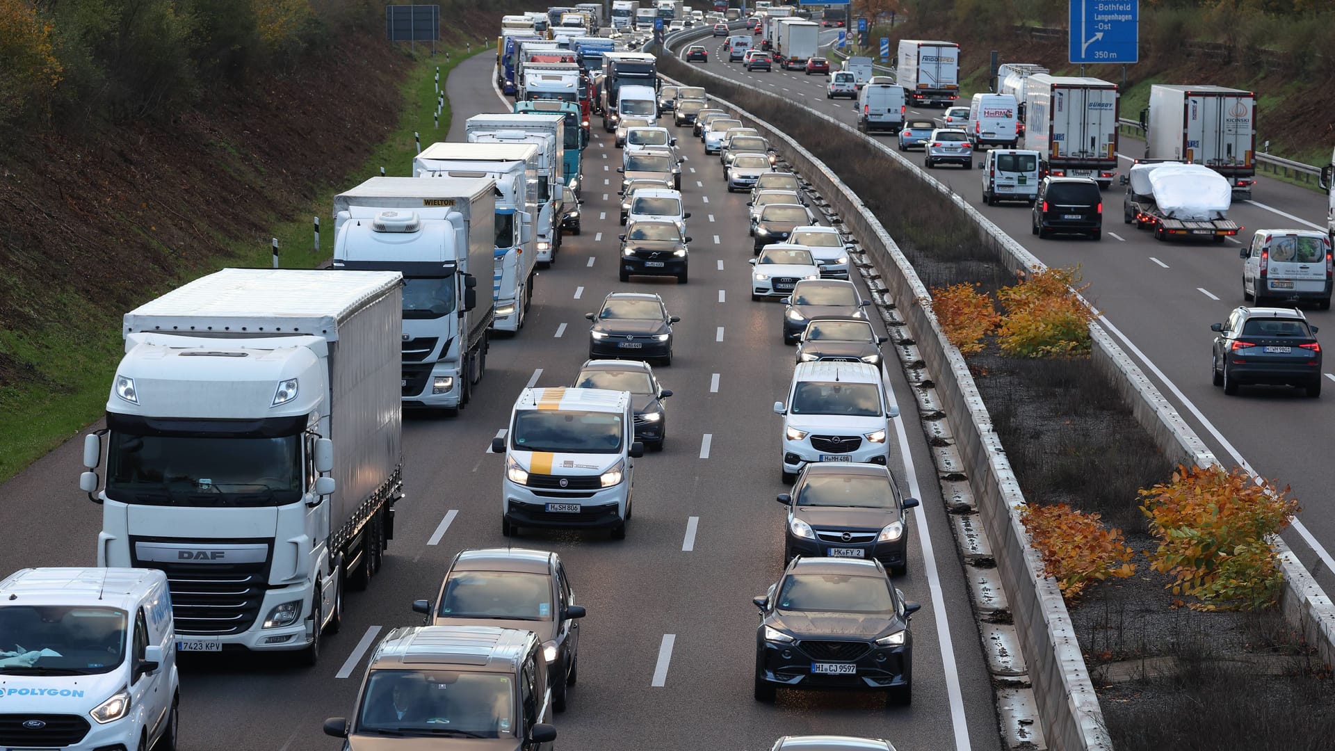 Stau auf der A2 bei Hannover (Symbolbild): Autofahrer sollten die Unfallstelle weiträumig umfahren.