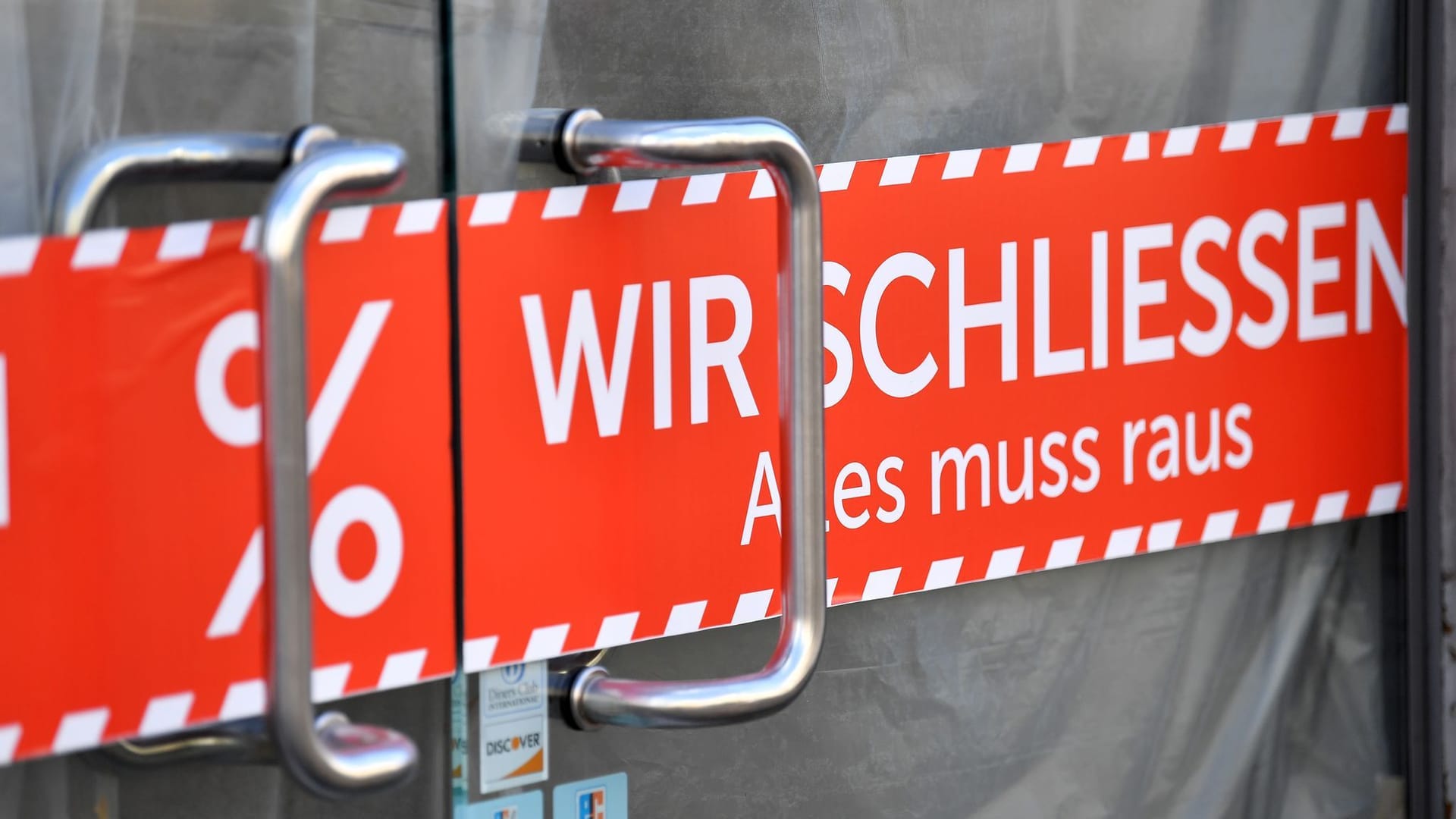 "Wir schliessen. Alles muss raus" steht auf dem Banner in der Tür eines Geschäfts (Symbolbild): Die Zahl der Unternehmensinsolvenzen hat in Hamburg zugenommen.