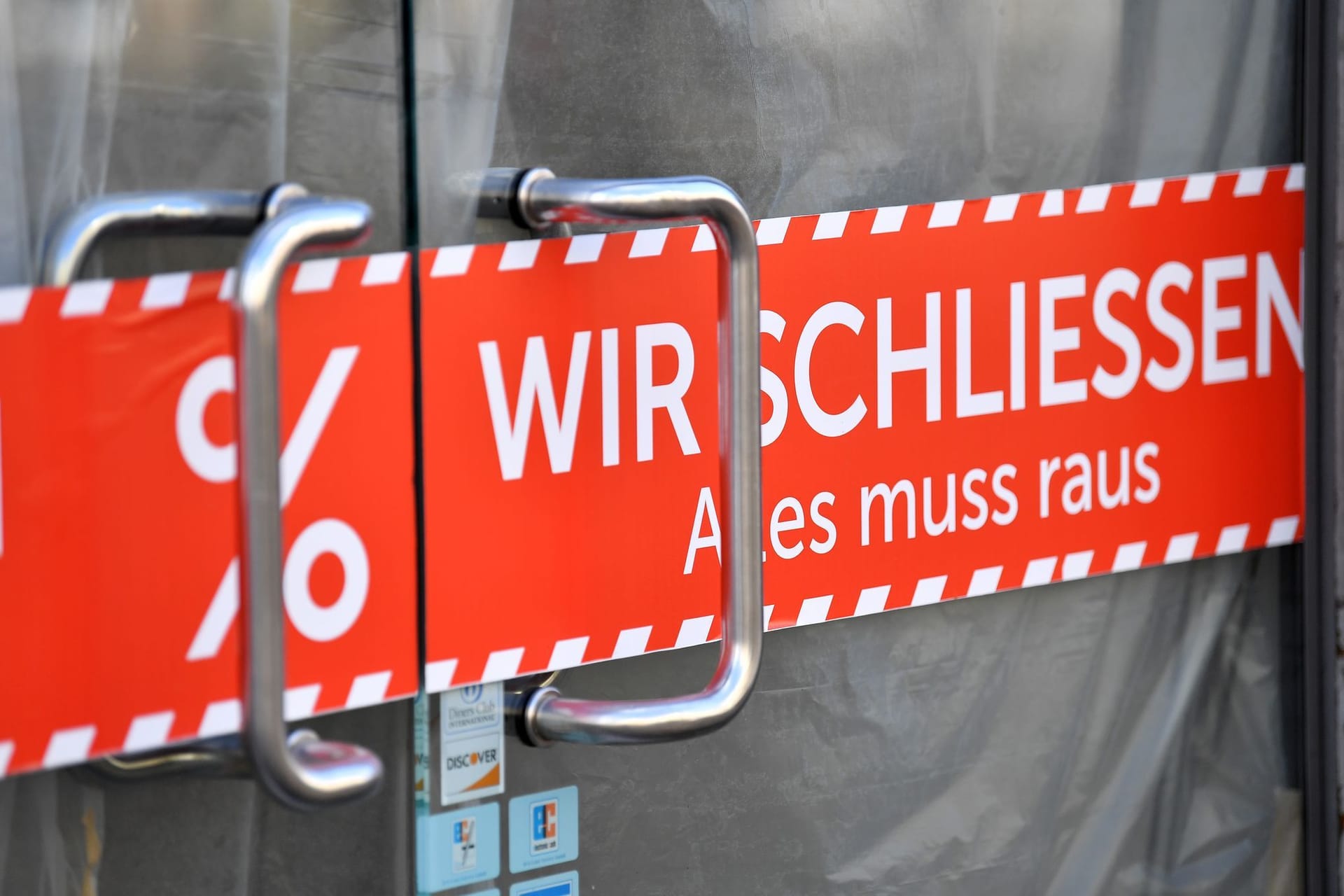 "Wir schliessen. Alles muss raus" steht auf dem Banner in der Tür eines Geschäfts (Symbolbild): Die Zahl der Unternehmensinsolvenzen hat in Hamburg zugenommen.