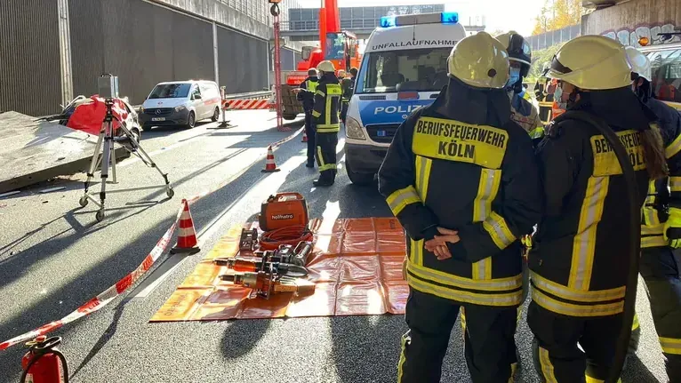 Einsatzkräfte stehen am Unfallort auf der A3 bei Köln (Archivbild): Eine große Betonplatte ist auf einen Wagen gestürzt.