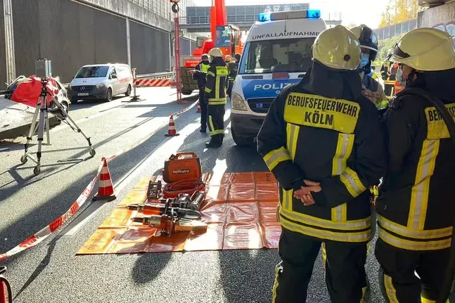 Einsatzkräfte stehen am Unfallort auf der A3 bei Köln (Archivbild): Eine große Betonplatte ist auf einen Wagen gestürzt.