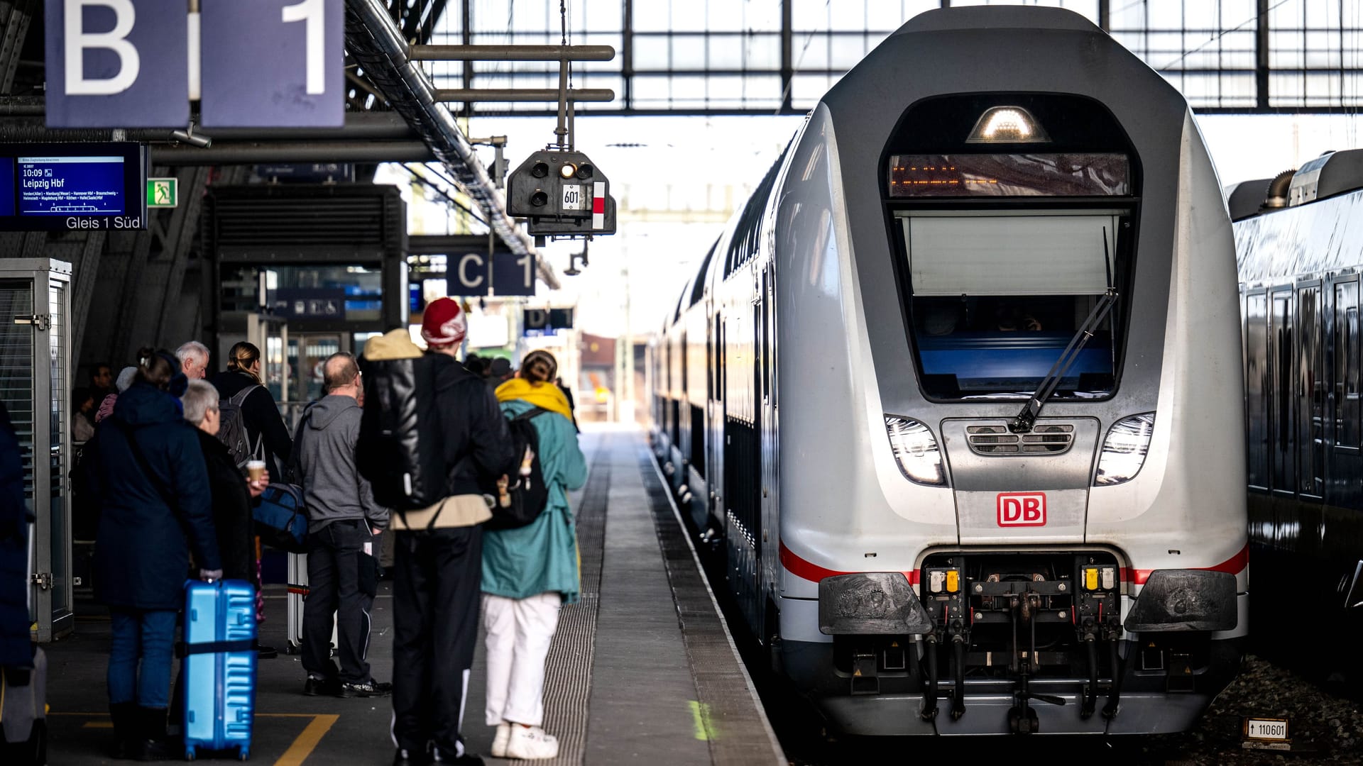 Reisende stehen an einem Gleis vom Bremer Hauptbahnhof: Von dort geht es nun öfter per Direktverbindung nach Berlin.