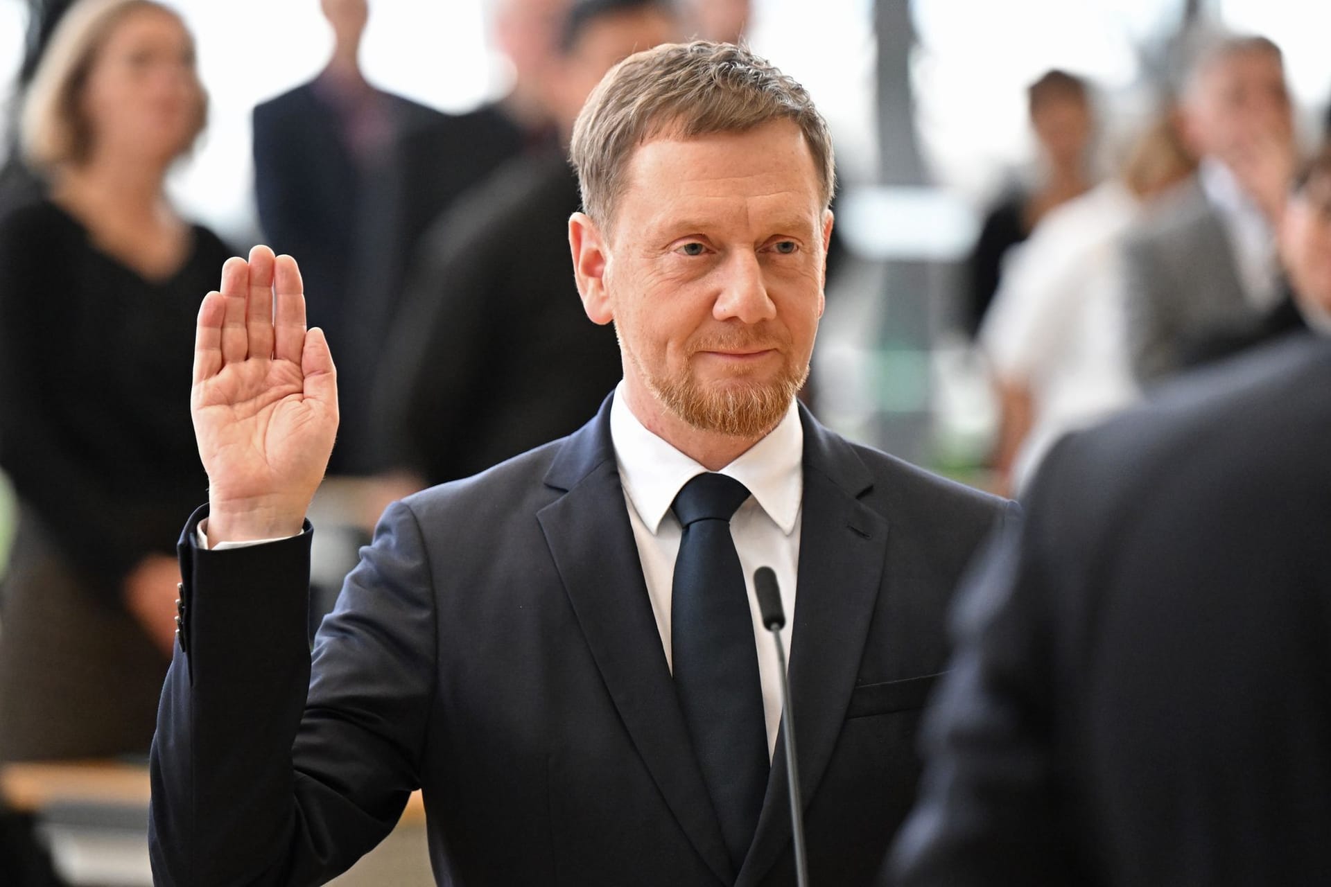 Michael Kretschmer (CDU) legt nach der Wahl zum Ministerpräsidenten von Sachsen im Plenarsaal im Sächsischen Landtag dem Amtseid ab.