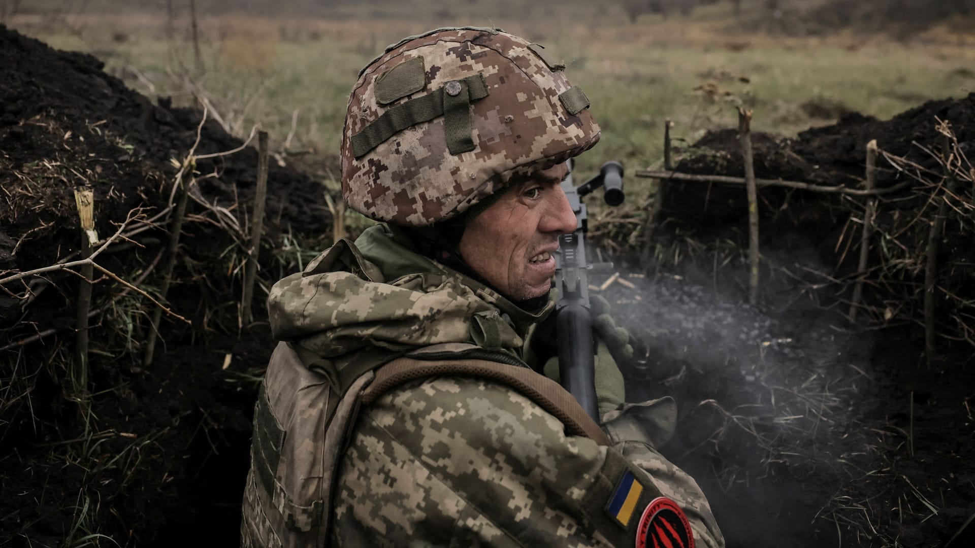 Ein ukrainischer Soldat im Schützengraben im Raum Donezk: Die Ukraine hat immer größere Probleme, die Front im Krieg gegen Russland zu halten.