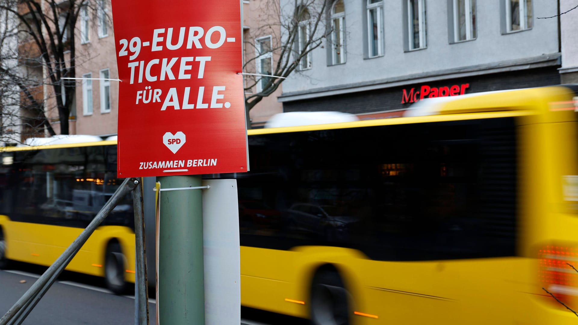 Wahlplakat der SPD 29-Euro-Ticket für alle zur Wiederholungswahl zum Berliner Abgeordnetenhaus. Die Wahl muss wegen Unregelmäßigkeiten wiederholt werden und findet am 12. Februar statt. Berlin, 05.01.2023