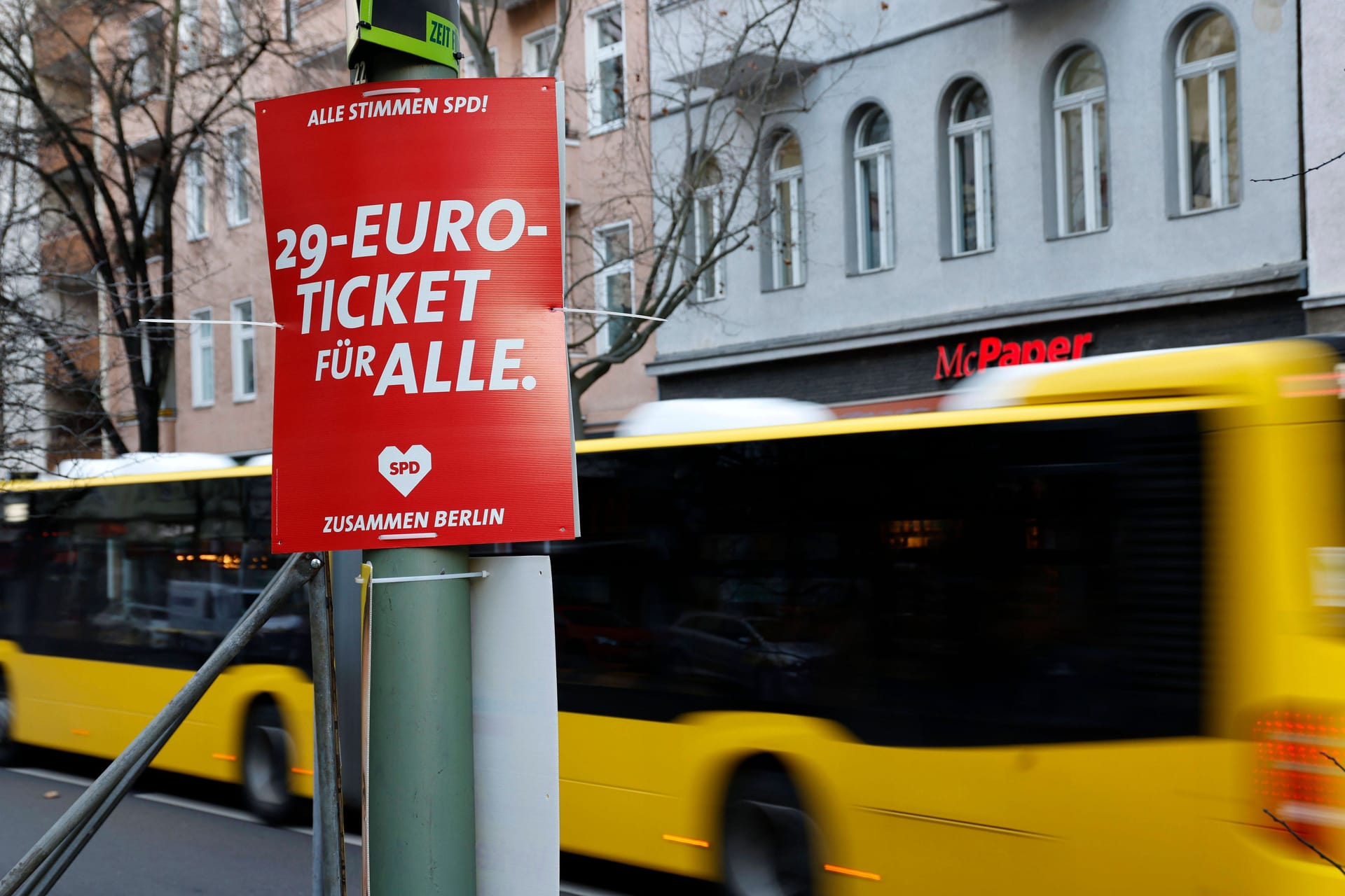 Wahlplakat der SPD 29-Euro-Ticket für alle zur Wiederholungswahl zum Berliner Abgeordnetenhaus. Die Wahl muss wegen Unregelmäßigkeiten wiederholt werden und findet am 12. Februar statt. Berlin, 05.01.2023