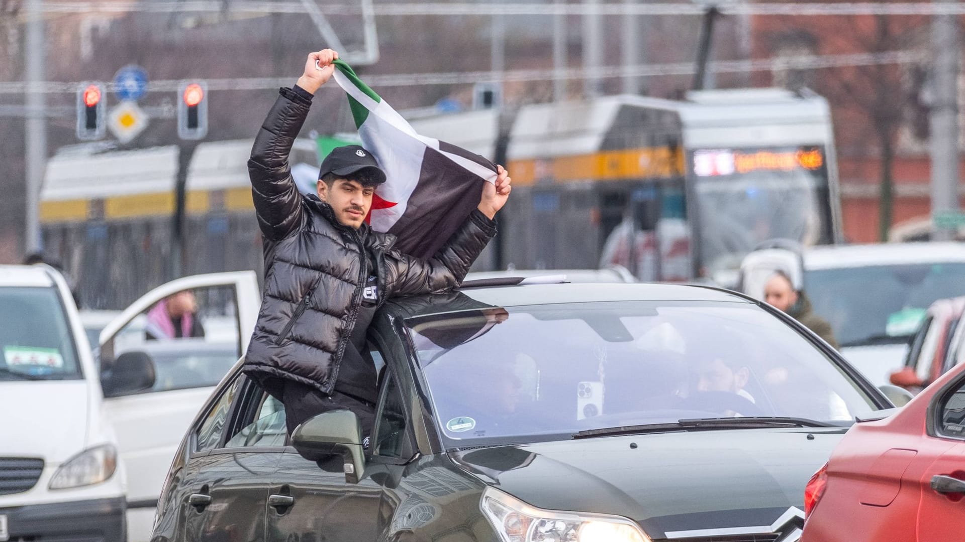 Leipzig: Tausende Syrer feiern den Sturz von Diktator Baschar al-Assad.