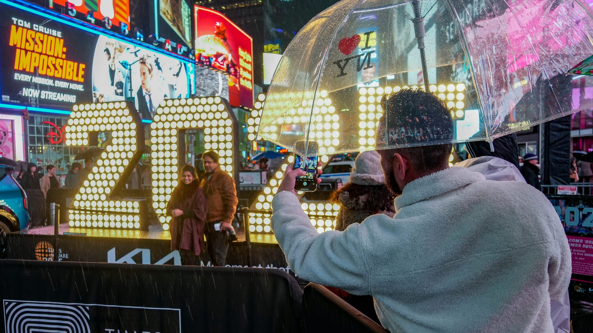 In New York City laufen die Silvestervorbereitungen am Time Square schon.