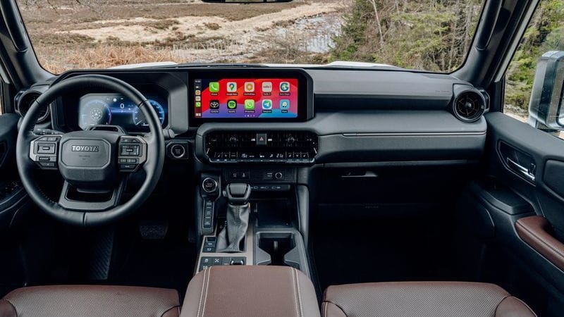 Moderner Kommandostand: Ein wenig Digitales findet sich auch im neuen Land Cruiser.