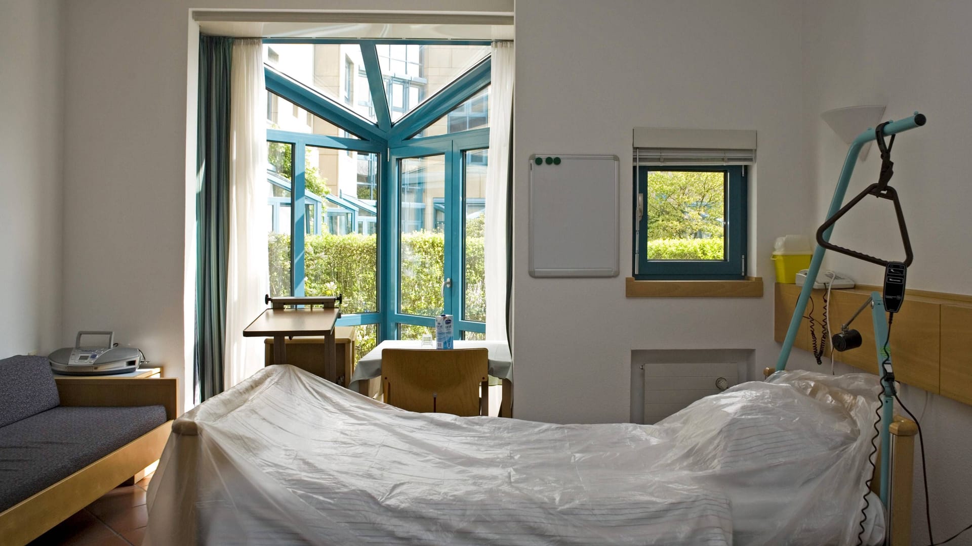 Ein Zimmer in einer Klinik für Palliativmedizin (Symbolfoto): Die Ermittlungen wurden auf Frankfurt ausgeweitet.