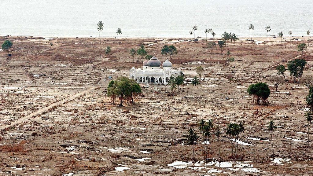 Kurz nach der Katastrophe: In einem völlig zerstörten Ort in Indonesien ist nur eine Moschee stehen geblieben.